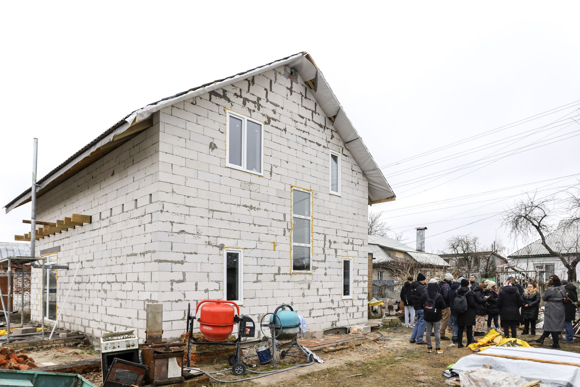 Tégláról téglára építik újra civilek az orosz megszállás után az ukrán várost