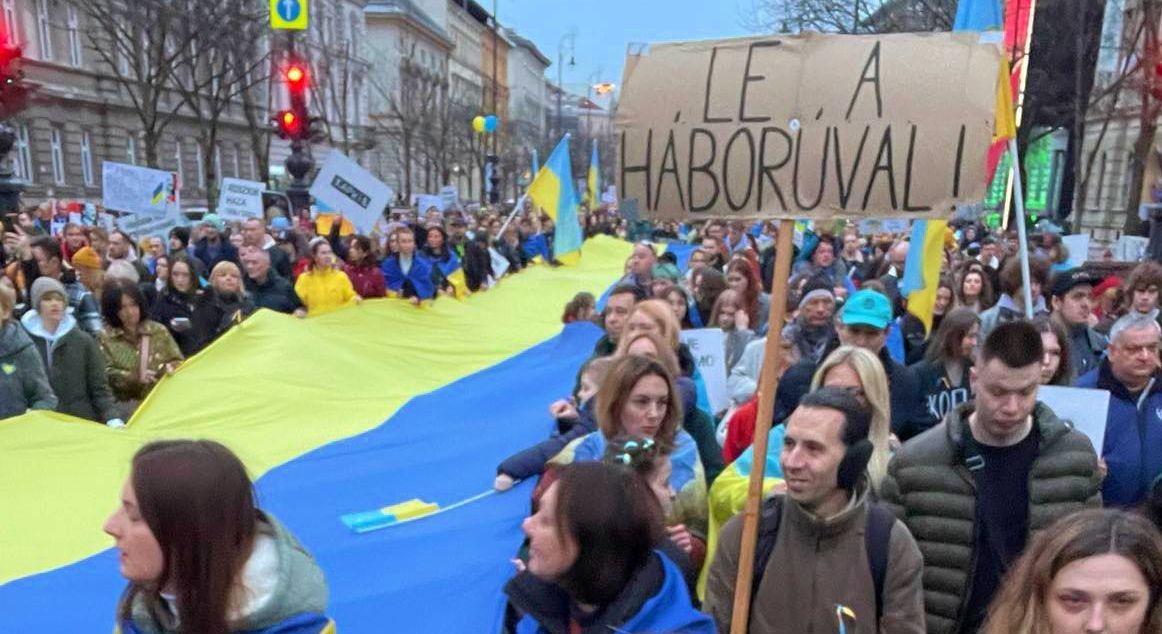 „Nem vagyunk hitvány nemzet” – az Ukrajna ellen indított háború évfordulóján demonstráltak