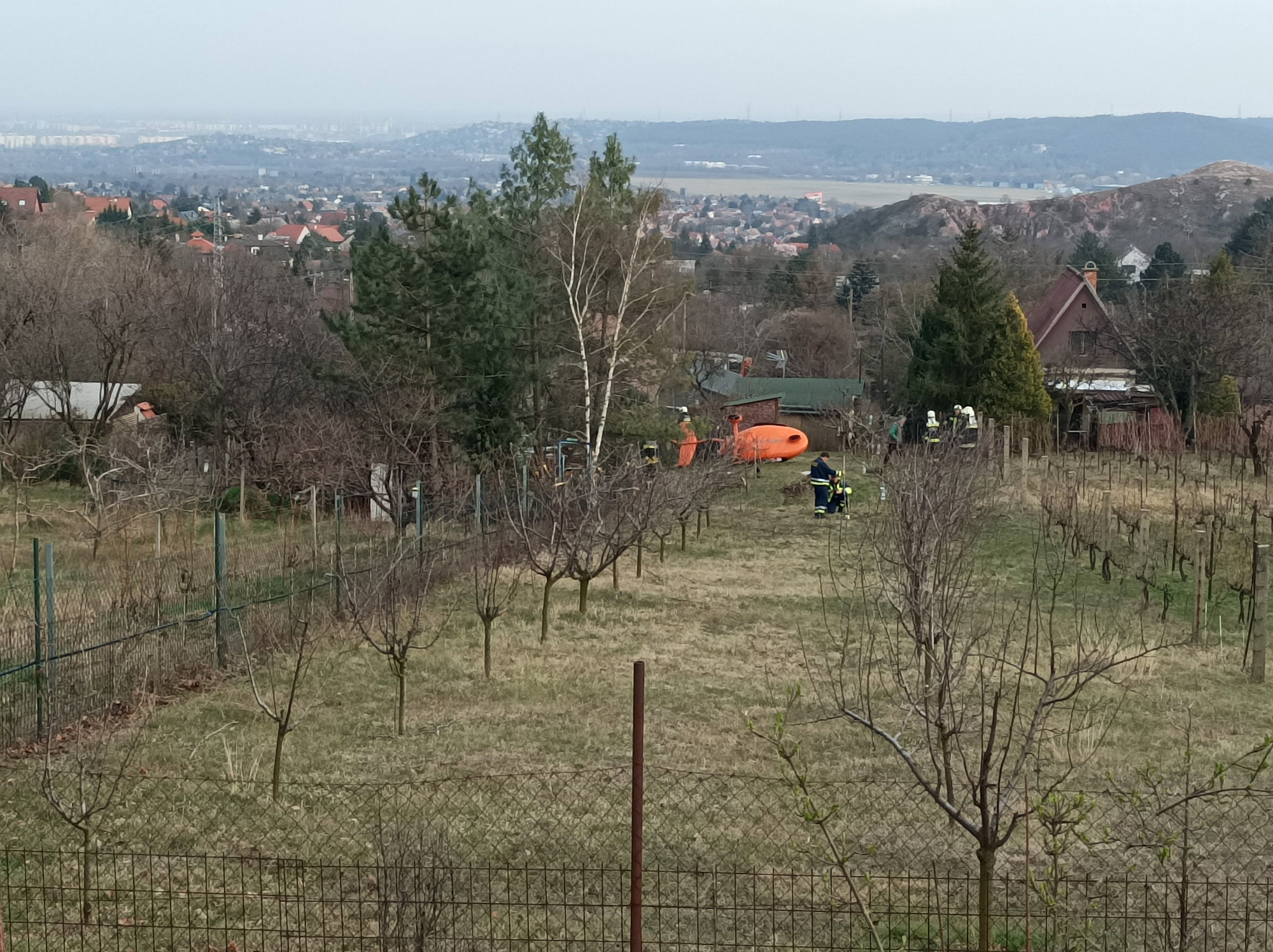 Magánház udvarába zuhant egy vitorlázórepülő Budaörsön