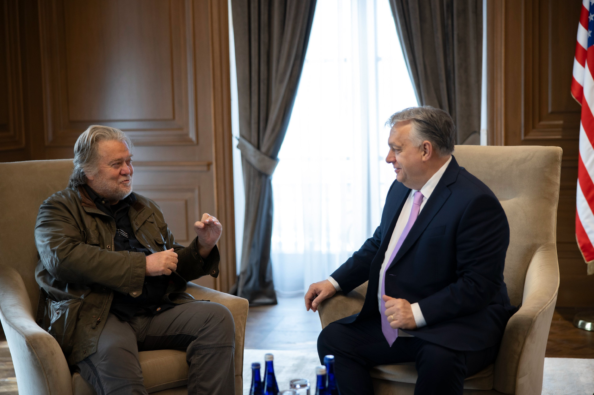 Orbán Viktor Steve Bannonnal is találkozott a washingtoni magyar nagykövetségen 
