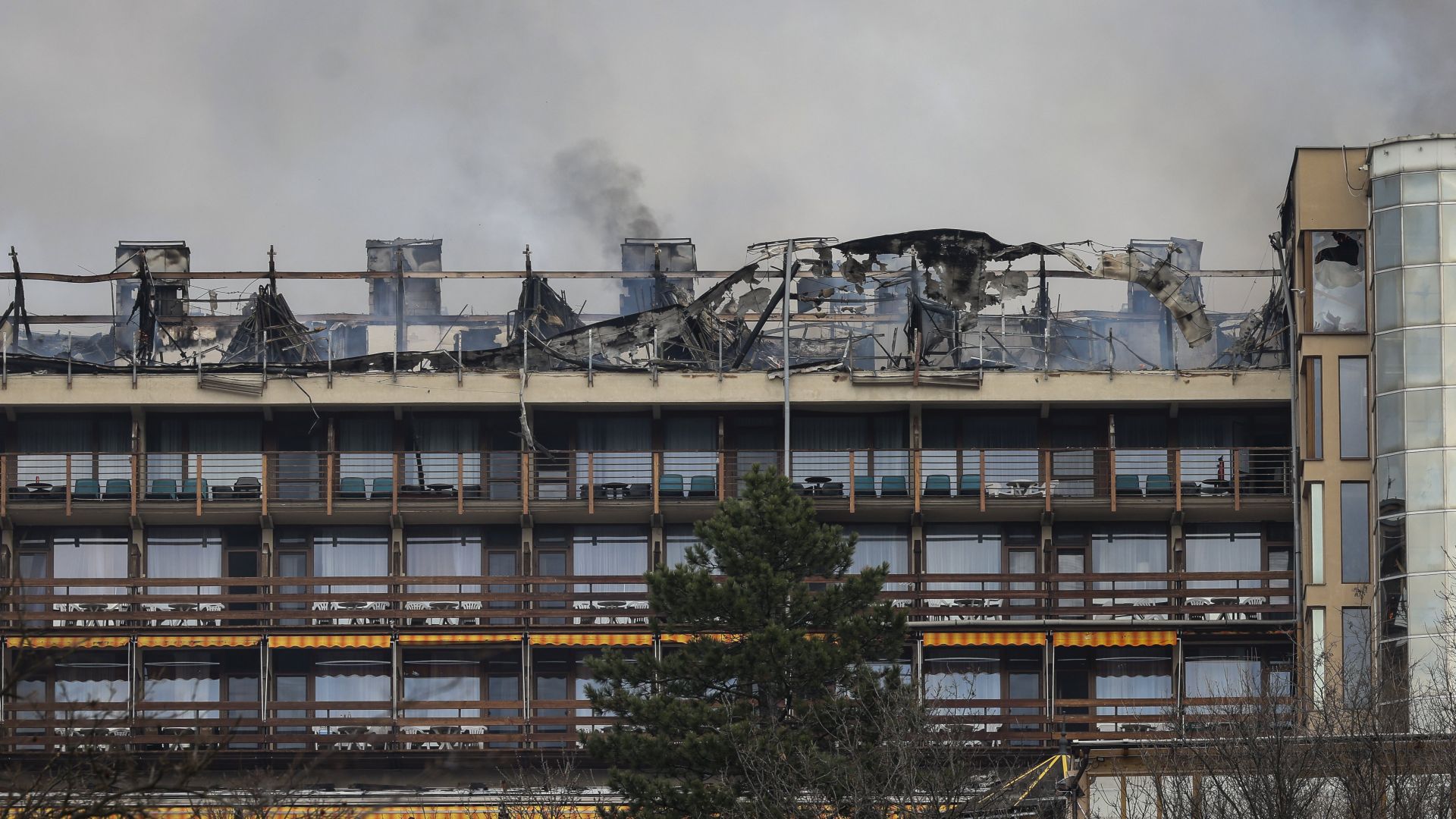 Kigyulladt a visegrádi Hotel Silvanus, a tető és a teljes 4. emelet is leégett