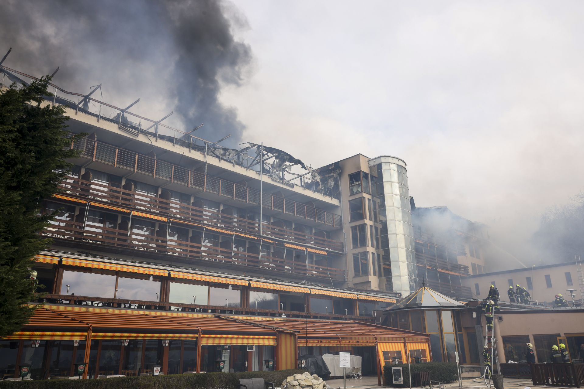 Már elkezdődött az újjáépítés a tűz után a Hotel Silvanusban