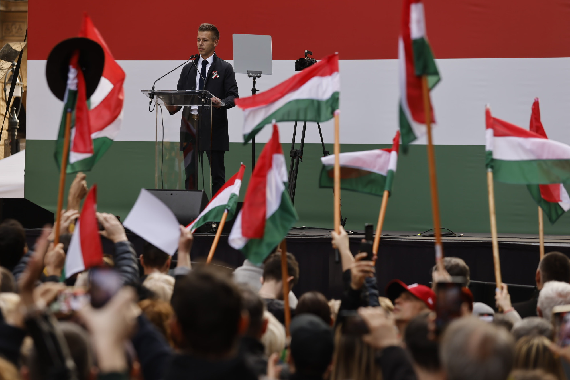 Így indult útjára a Talpra, magyarok! közössége – videó Magyar Péter zászlóbontásáról