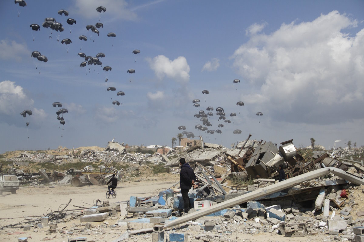 Élelmiszert szállító segélymunkásokat bombázott le az izraeli légierő