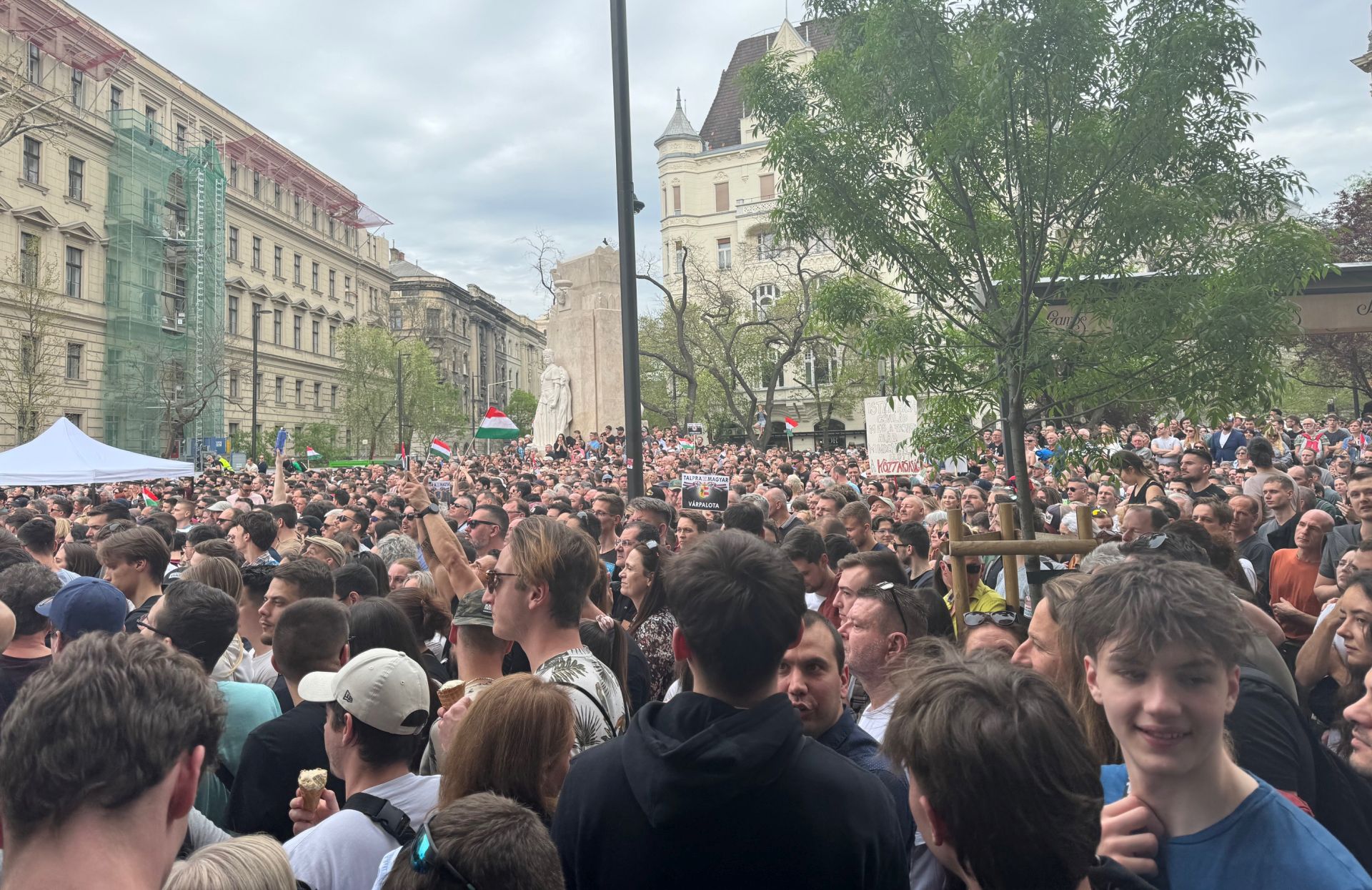 Képeken Magyar Péter tüntetése, a nemzeti menet