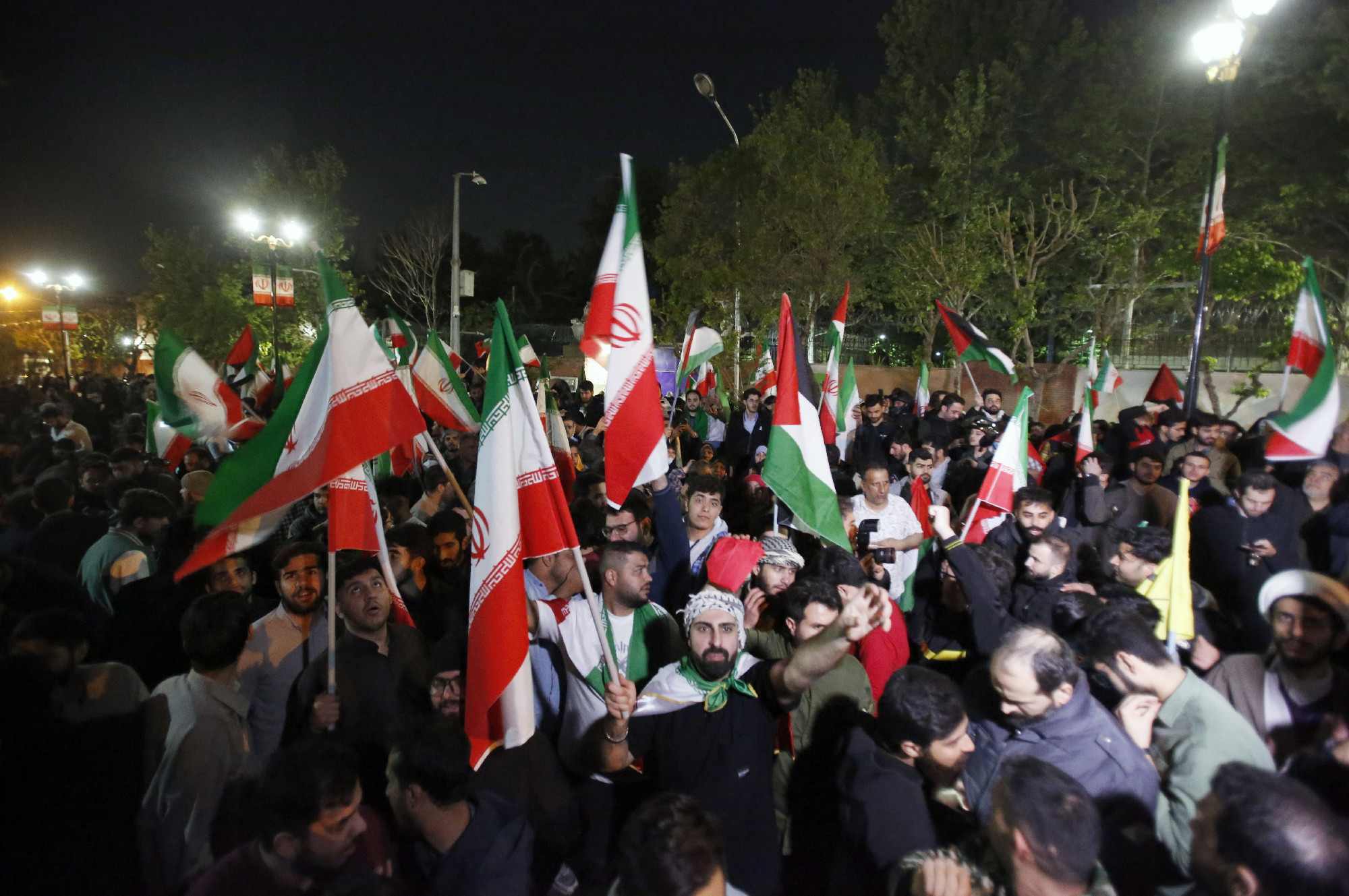Irán még nagyobb csapással fenyeget, ha Izrael megtorolja az éjszakai támadást