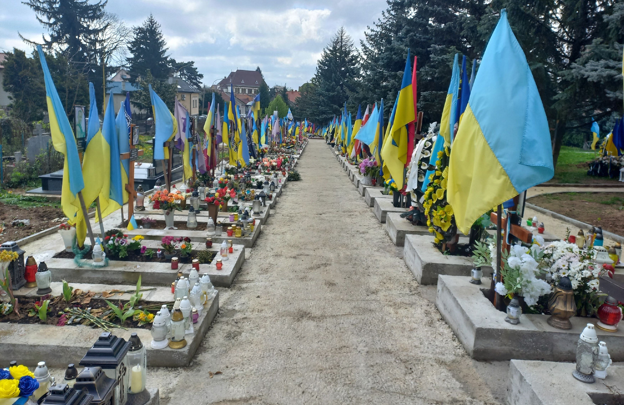 Hétről hétre szaporodnak a katonai sírok az ungvári temető melletti parkban