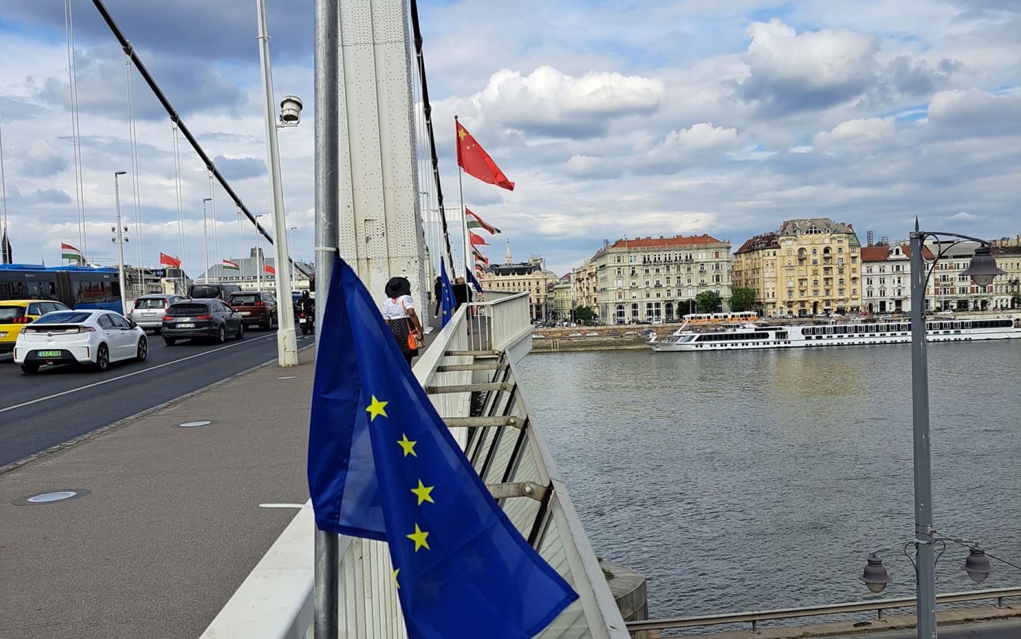 Zászlócsata kísérte Budapesten a kínai elnök érkezését