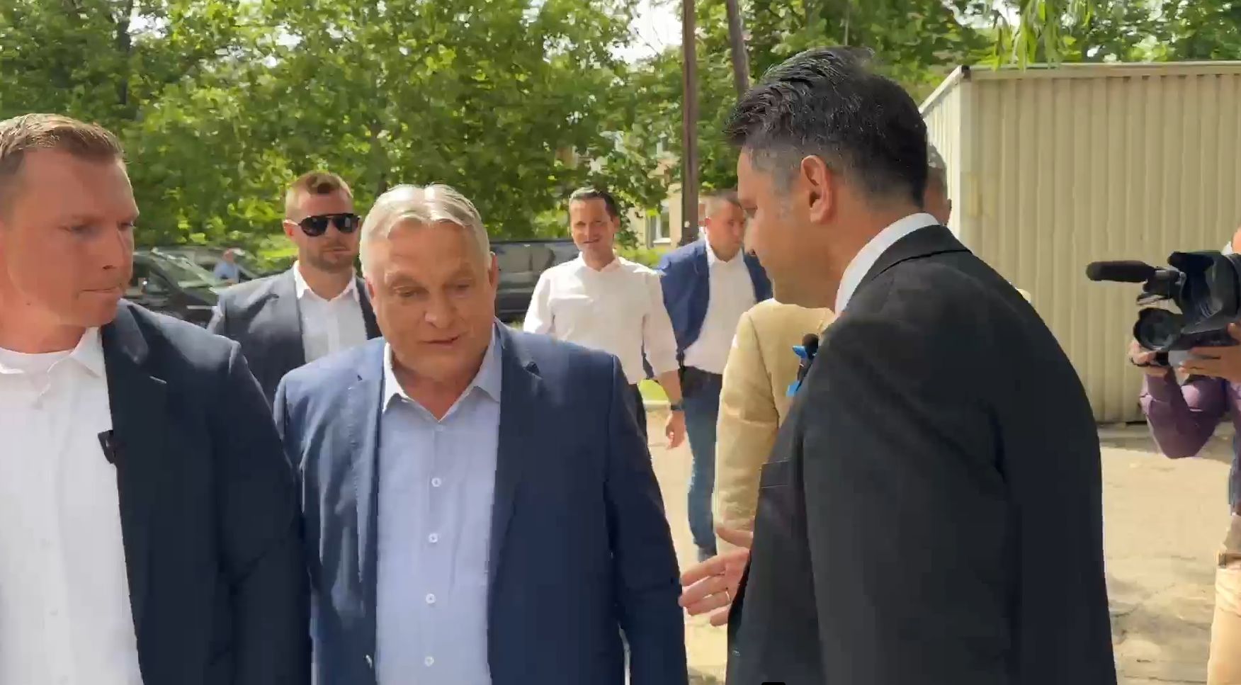 Orbán Viktor helyett Lázár János vette át Márki-Zay Pétertől Hódmezővásárhely béke-határozatát 