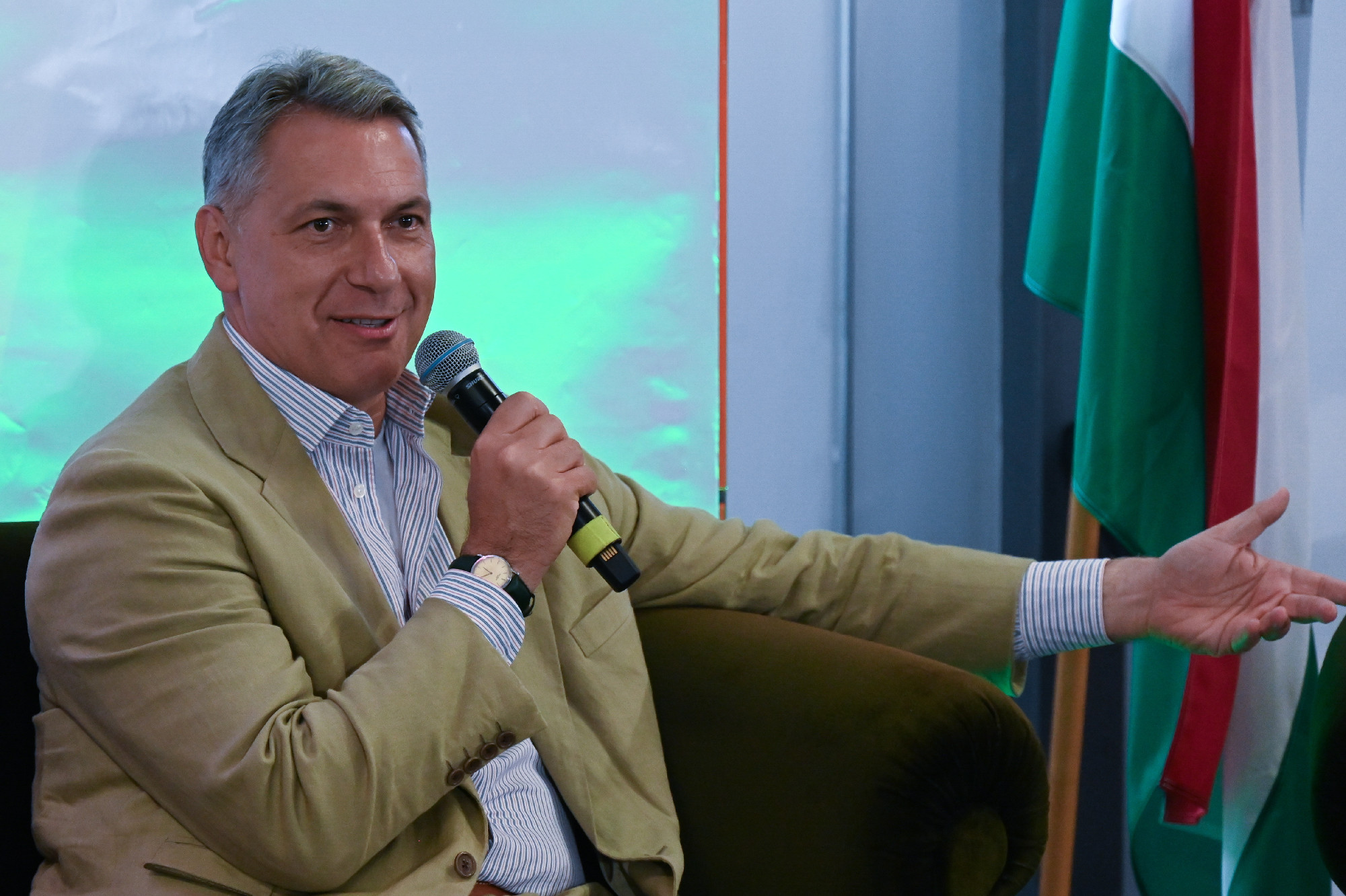 Az Orbán Viktor mellett kampányoló Lázár János autópályát és V0-ás vasúti körgyűrűt ígér