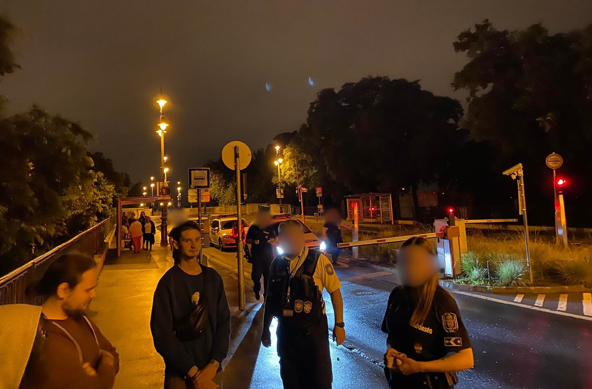 „Pedofidesz”, „Stop akku” – írták a Békemenet útvonalára, rendőrök igazoltatták őket