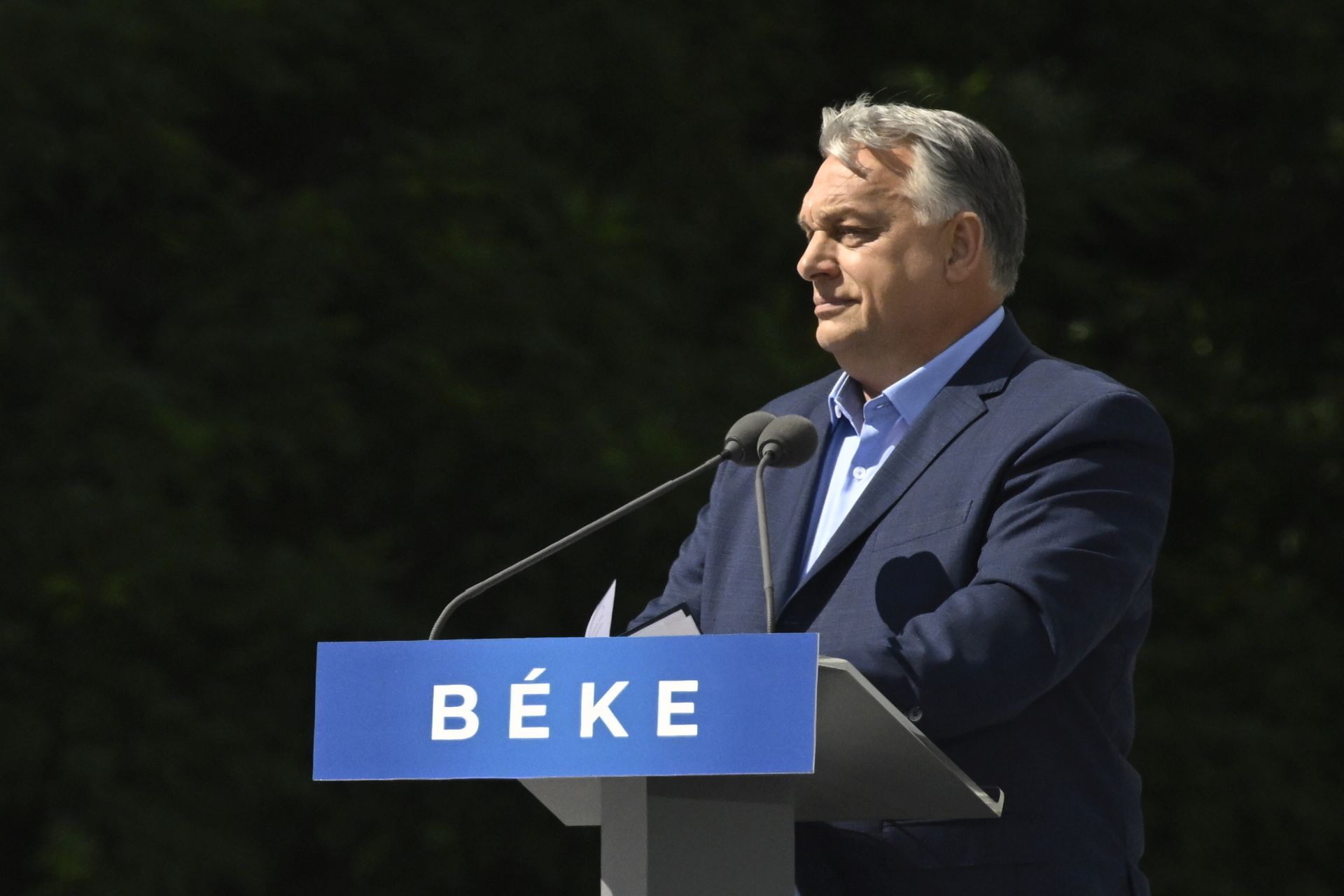 „Orbán Viktor az egyetlen háborúpárti politikus Európában” – ellenzéki reakciók a békemenetre