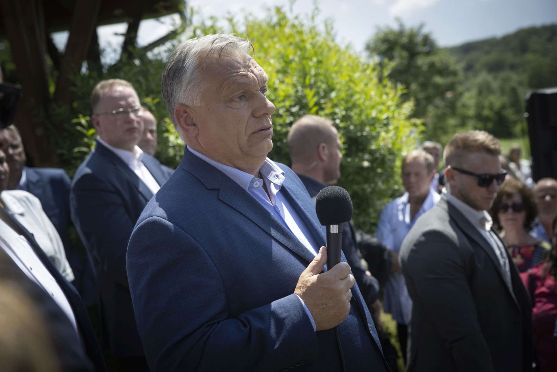 Orbán Meloni képviselőcsoportjához akar csatlakozni, összehozná Le Pennel