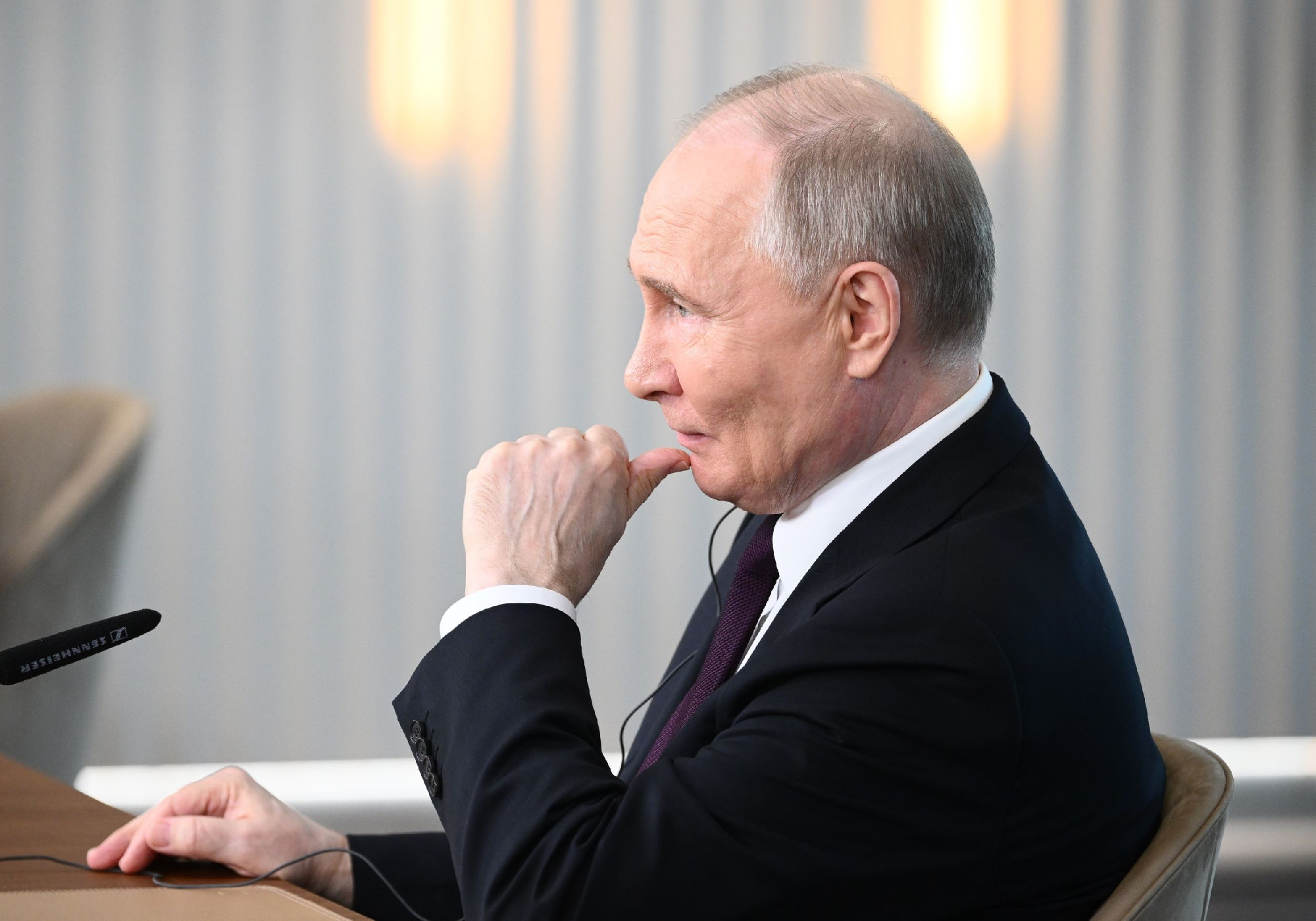 Putyin az atomfegyverekre figyelmeztette a Nyugatot a szentpétervári fórumon