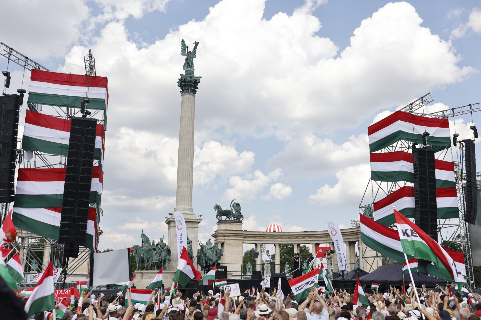 Képeken Magyar Péter Hősök terei demonstrációja