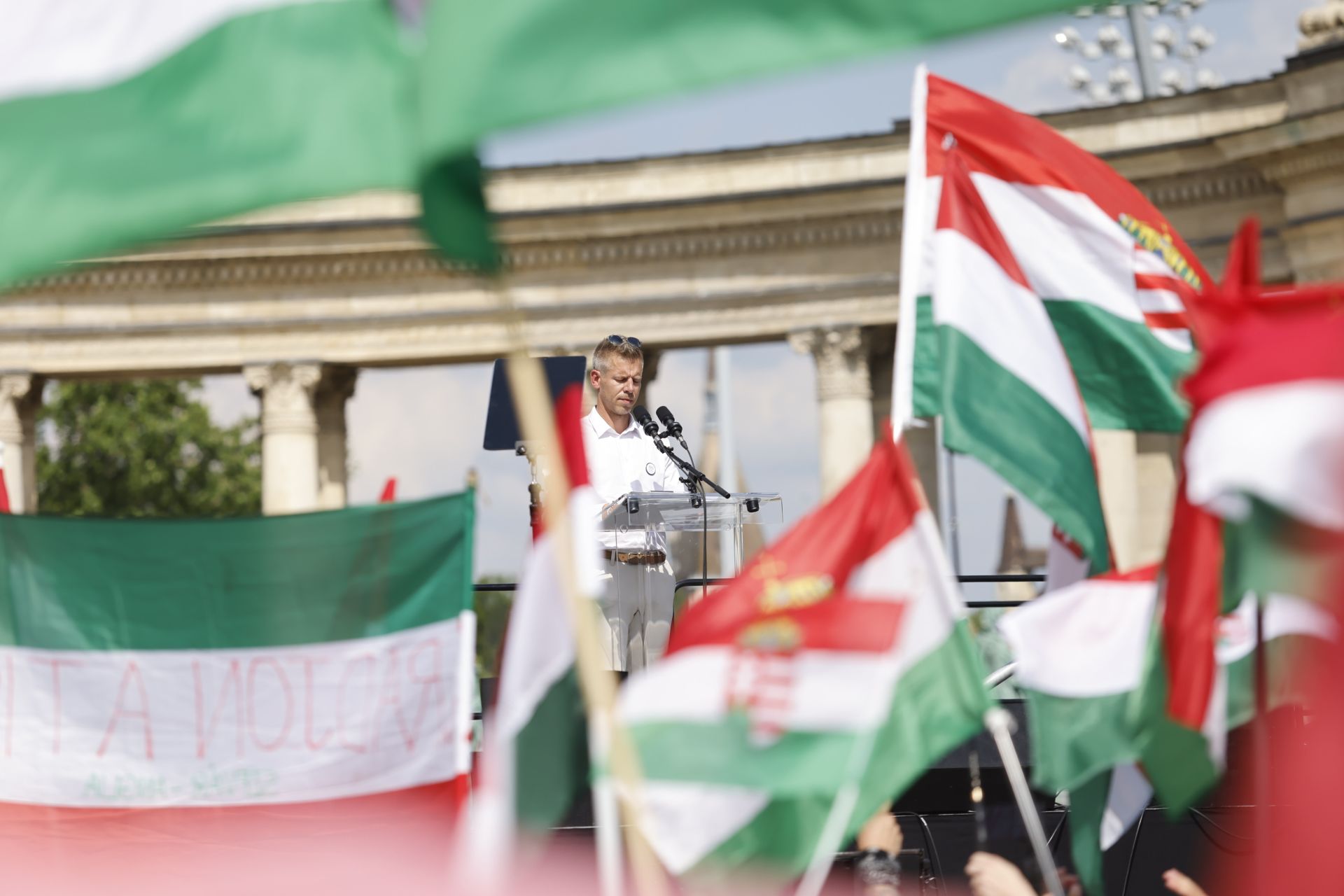 Medián: Harminc százalék felett a Tisza Párt, a Fidesz népszerűsége enyhén csökkent