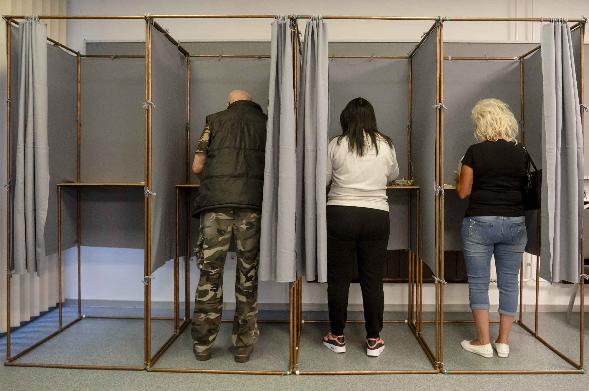 Aktívak a szavazók, reggel 7 óráig a részvételi arány 1,88 százalék volt