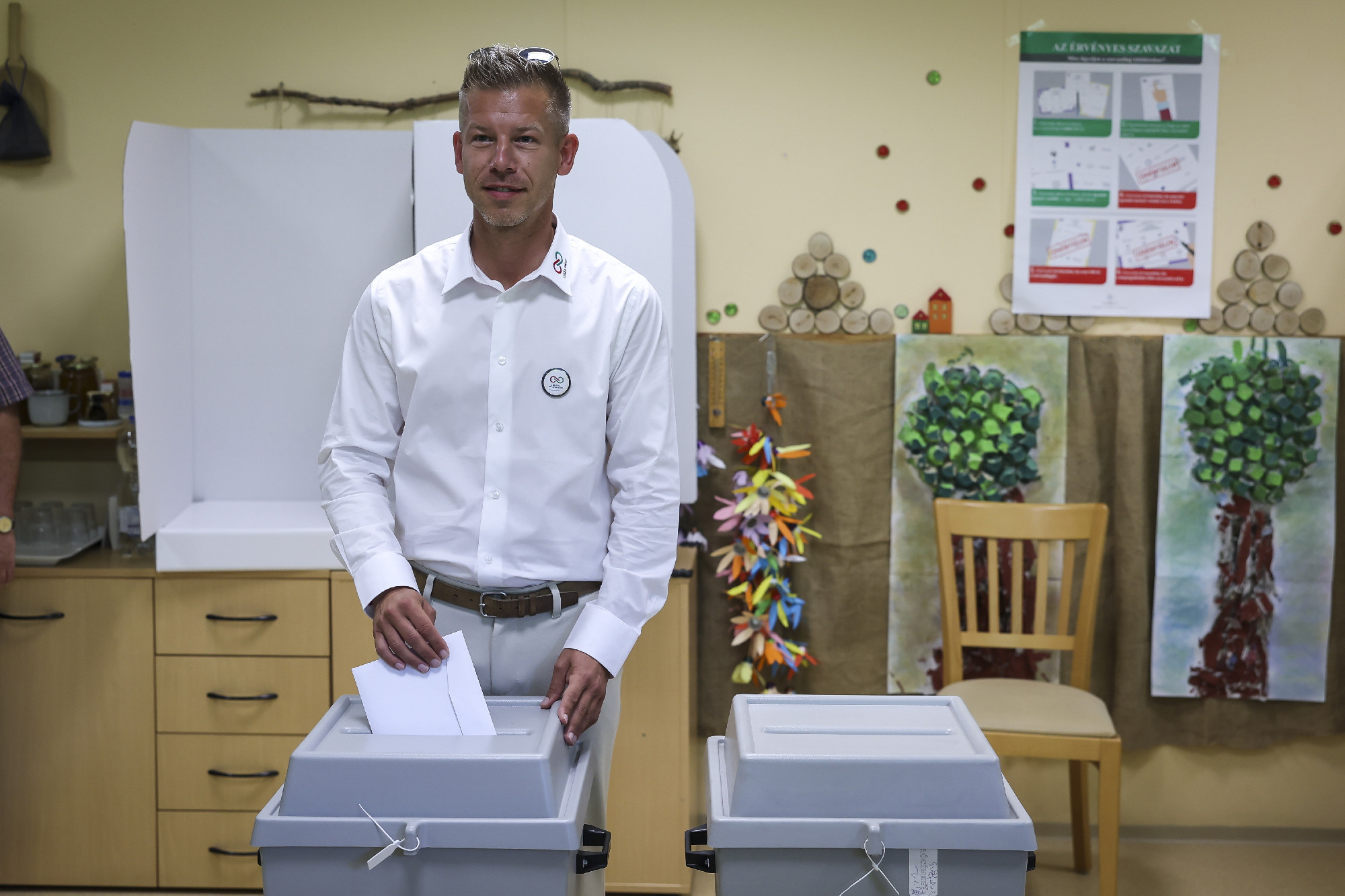 Döntöttek a szavazók: Magyar Péter Brüsszelbe megy, elfoglalja a képviselői helyét