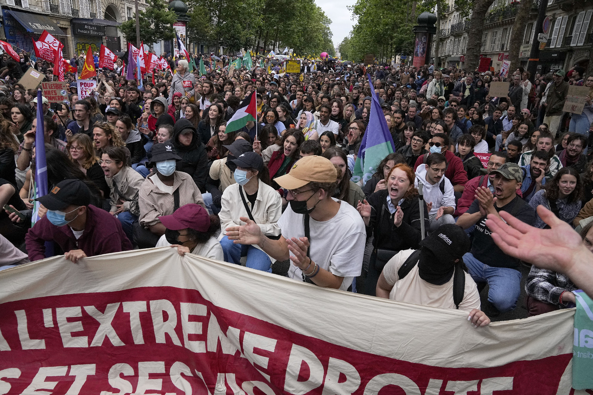 Le Pen pártja ellen tüntettek Franciaországban