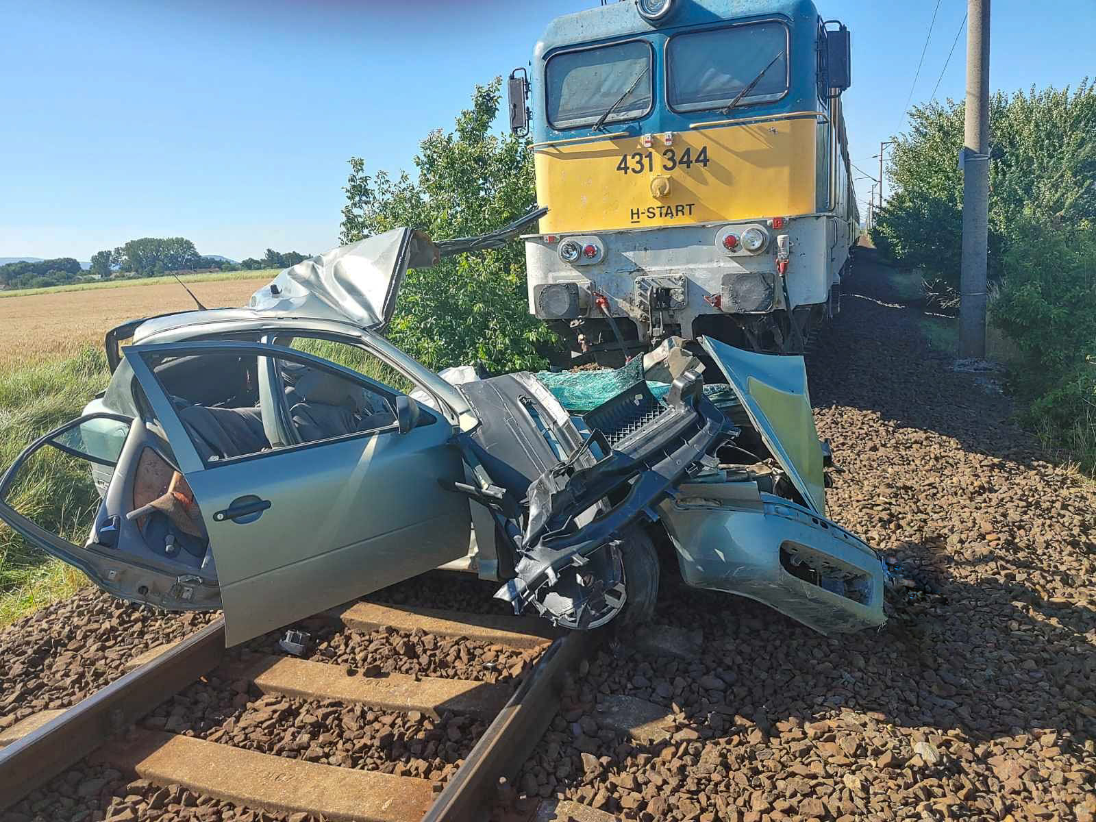 Vonattal ütközött autó Méránál, a kocsi mindhárom utasa meghalt