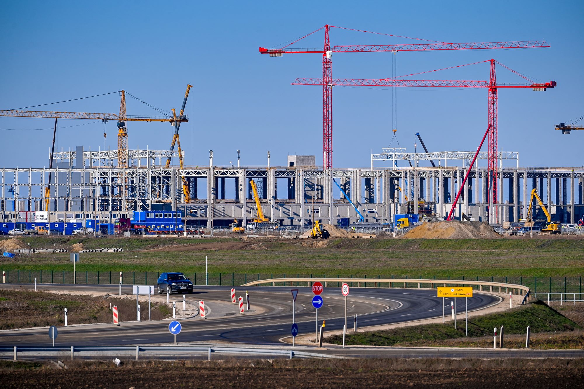 A debreceni BMW-gyár sarkában, egy szántóföldön húzzák fel az új közlekedési múzeumot