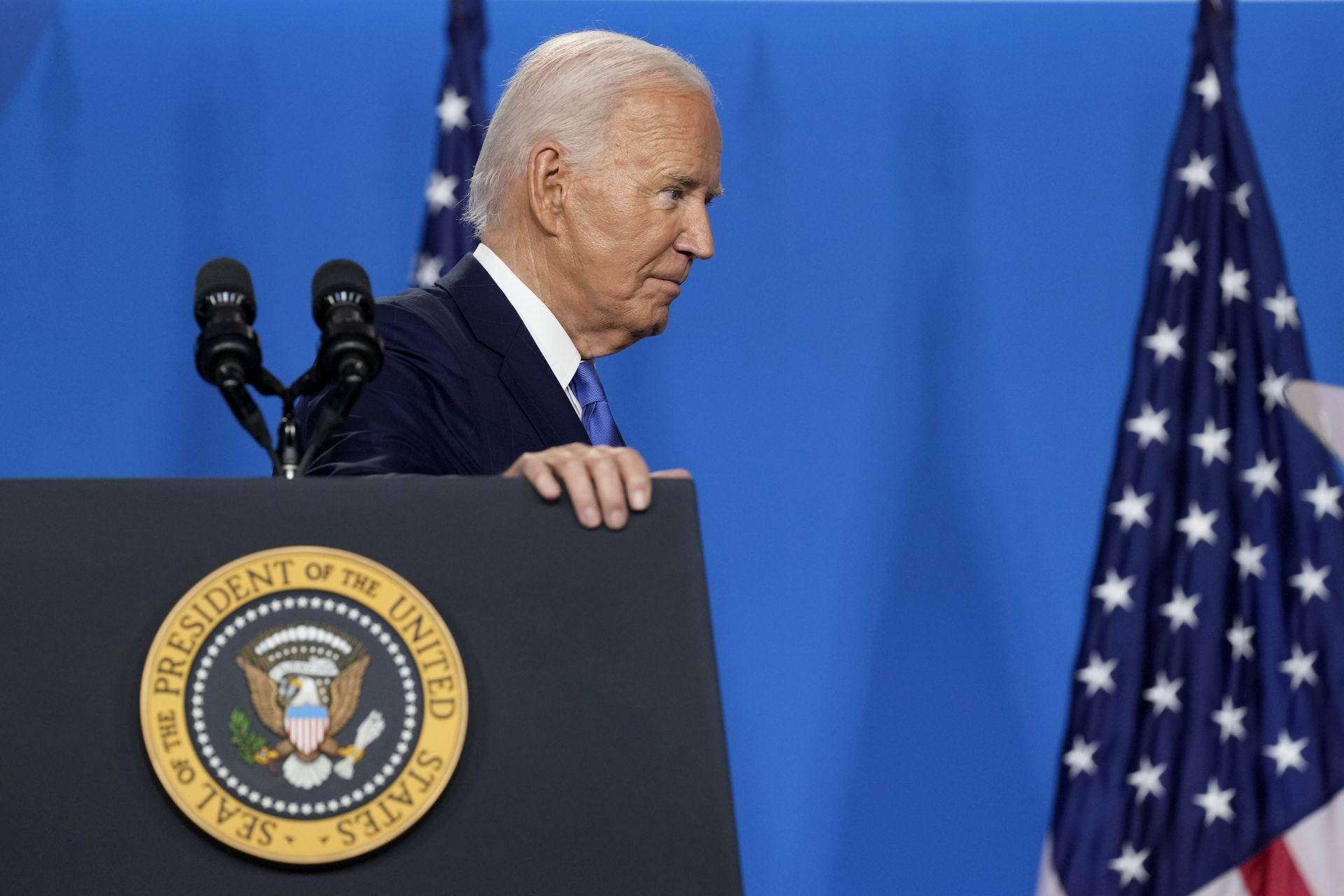 Biden bejelentette, hogy kiszáll az elnökválasztási küzdelemből