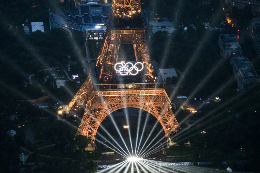 Szakadó esőben pompás ünnep Párizsban – Fotókon az Olimpia nyitánya