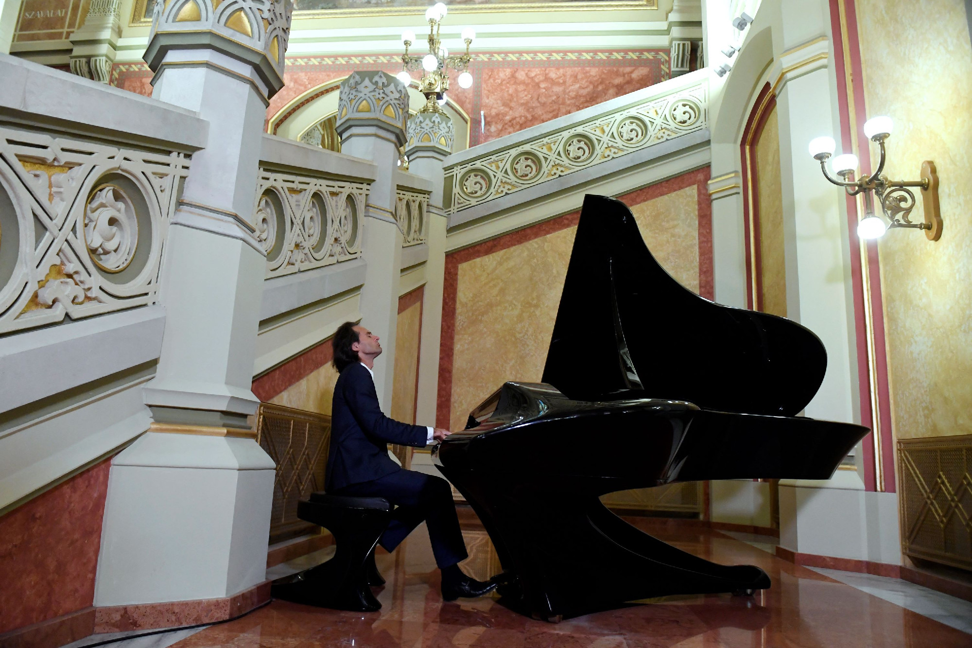 Hatszázmillió forint sem volt drága Orbán Viktornak az új Bogányi-zongorákért