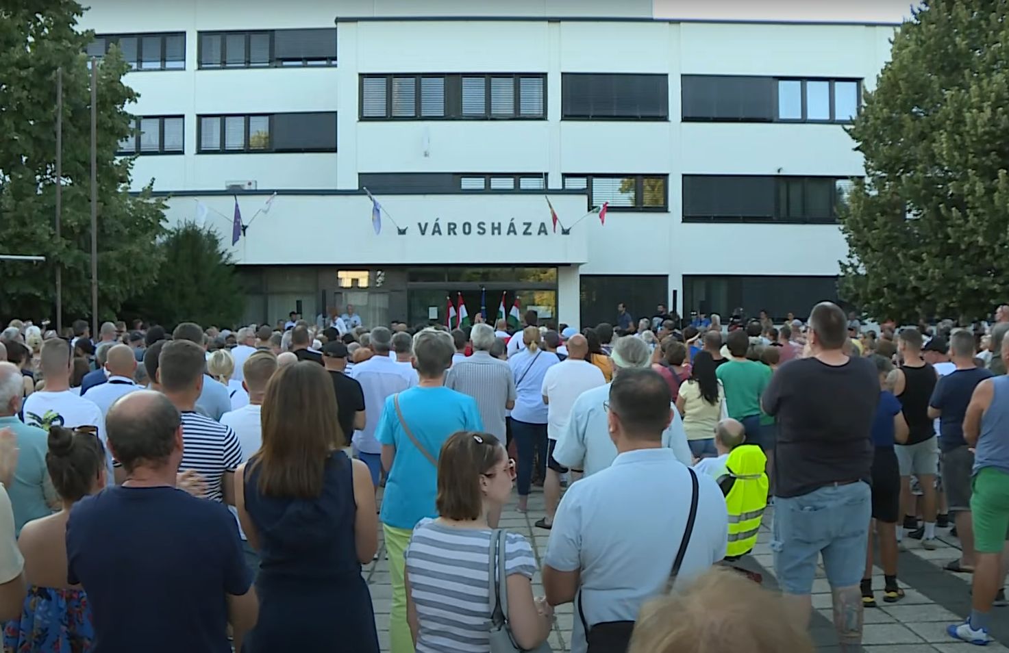 „Pakssal ezt nem lehet megcsinálni” – a városháza előtt demonstráltak