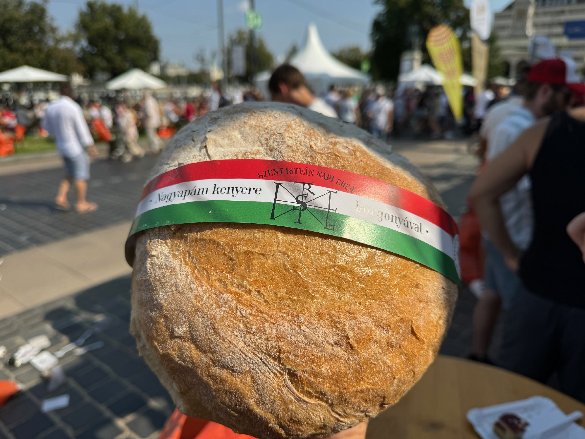 Ünnepi szentmise van, a tűzijáték még mindig függőben