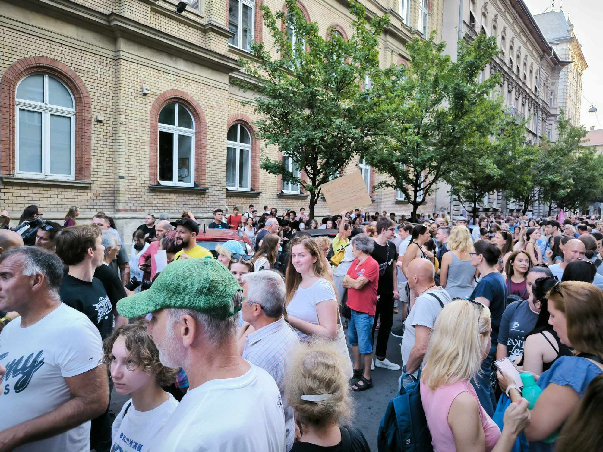 „Ez a kirúgás üzenet az összes iskolának és diáknak” – a Madách igazgatójáért tüntettek