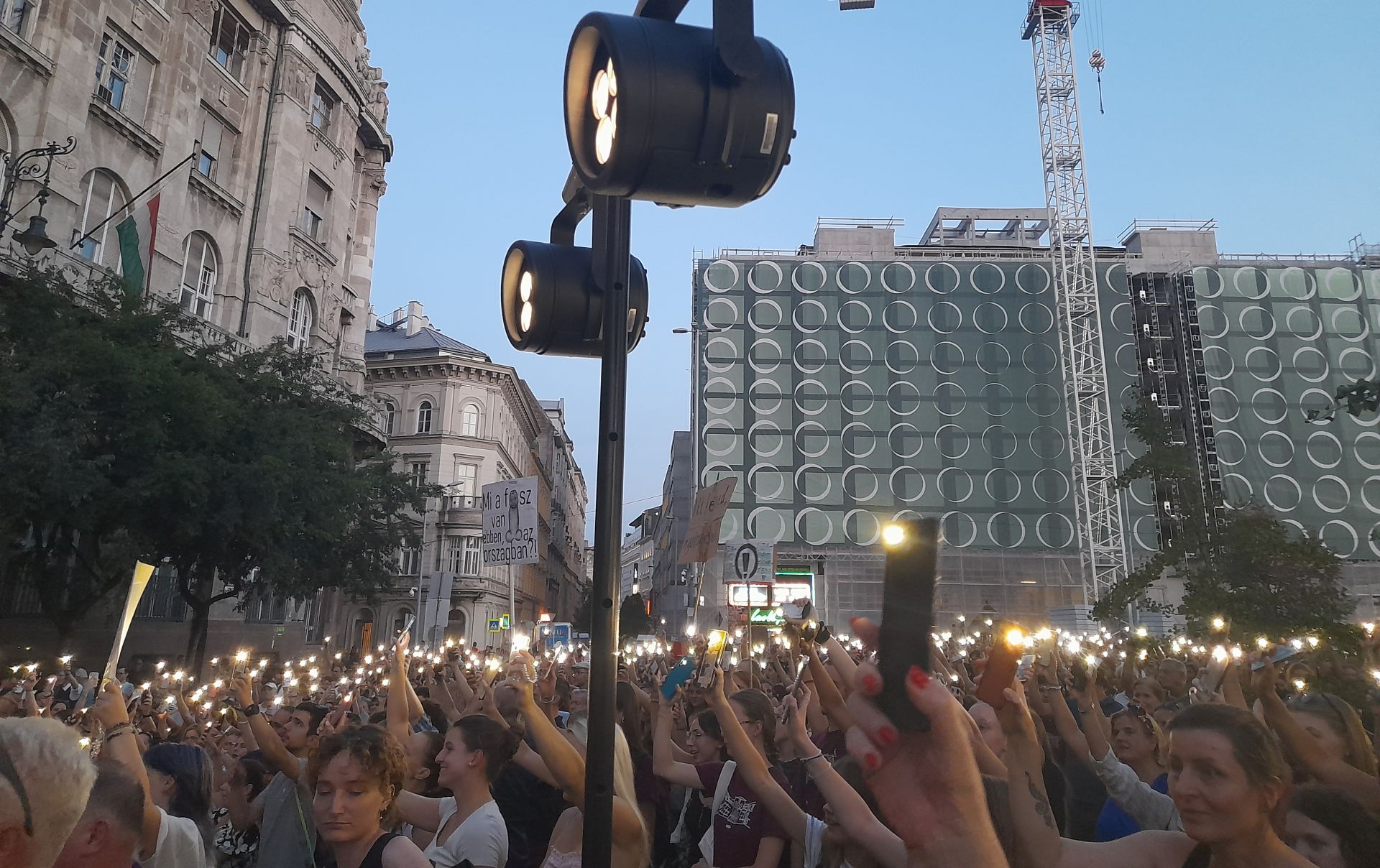 „A Madách előre megy, nem hátra” – a BM előtt tüntettek az igazgatóért