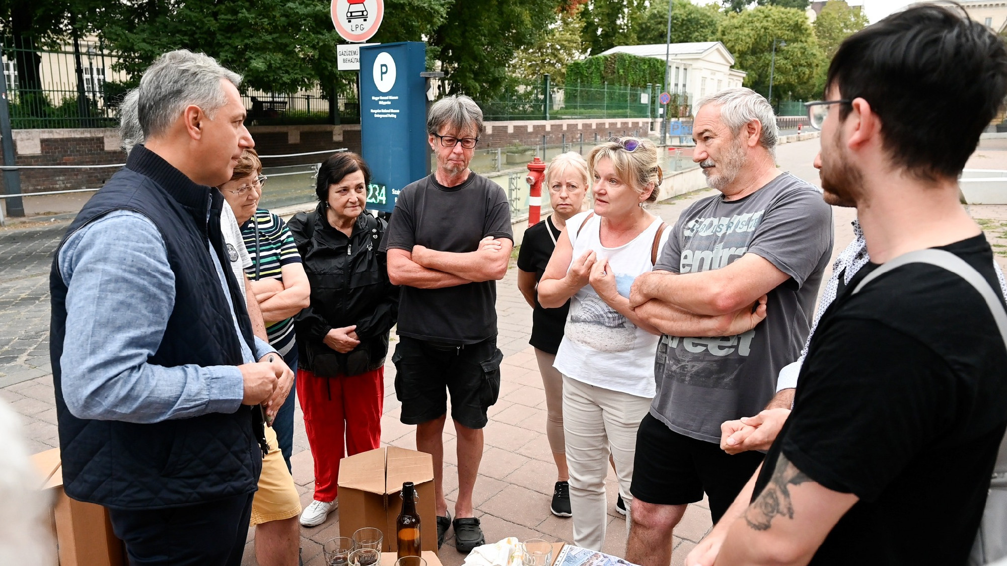 Lázár János kiment a tüntetők közé