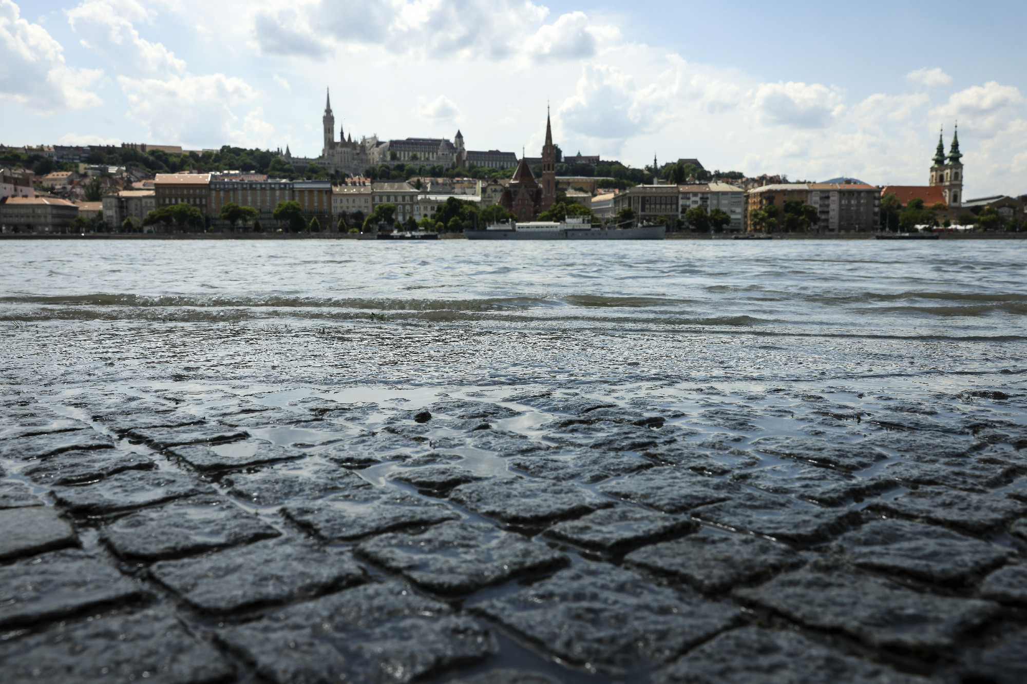 Nyolc méter körül tetőzhet a Duna Budapestnél