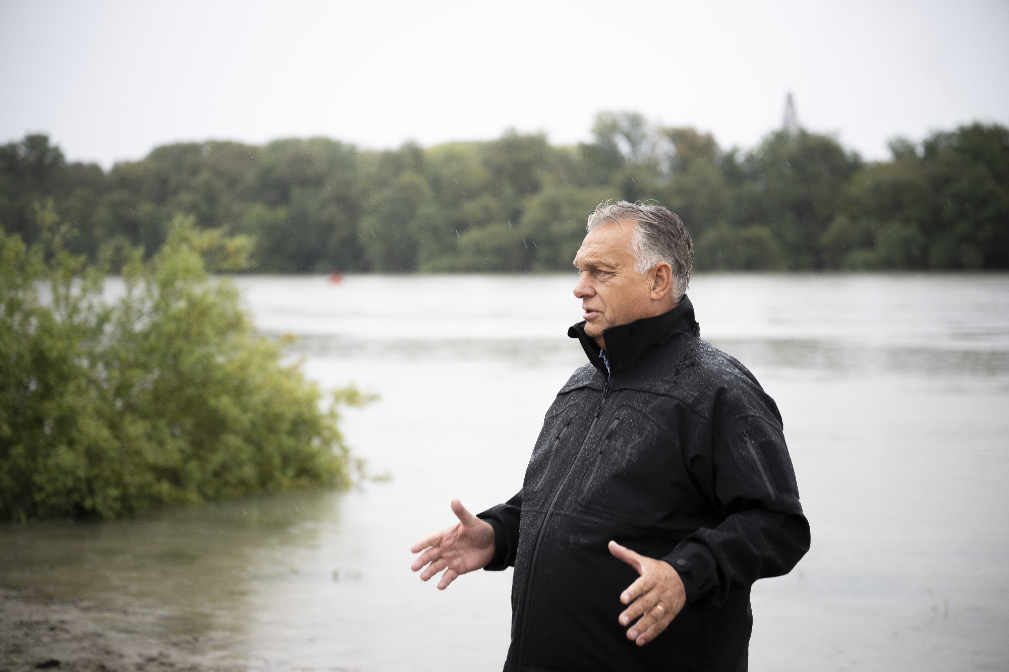 Orbán Viktor is gumicsizmát húzott és beszámolt az árvízi védekezésről