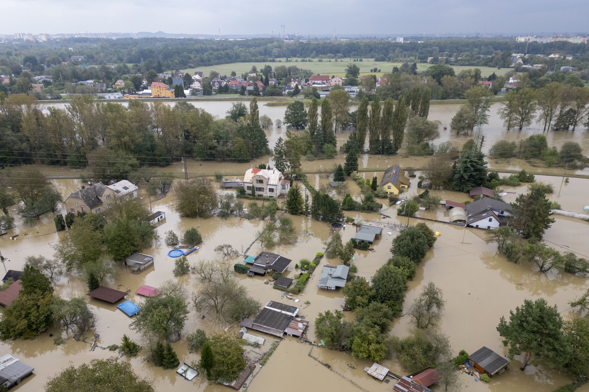 Körbezárt települések, halottak – évtizedek óta nem látott árvízzel küzd Közép-Európa