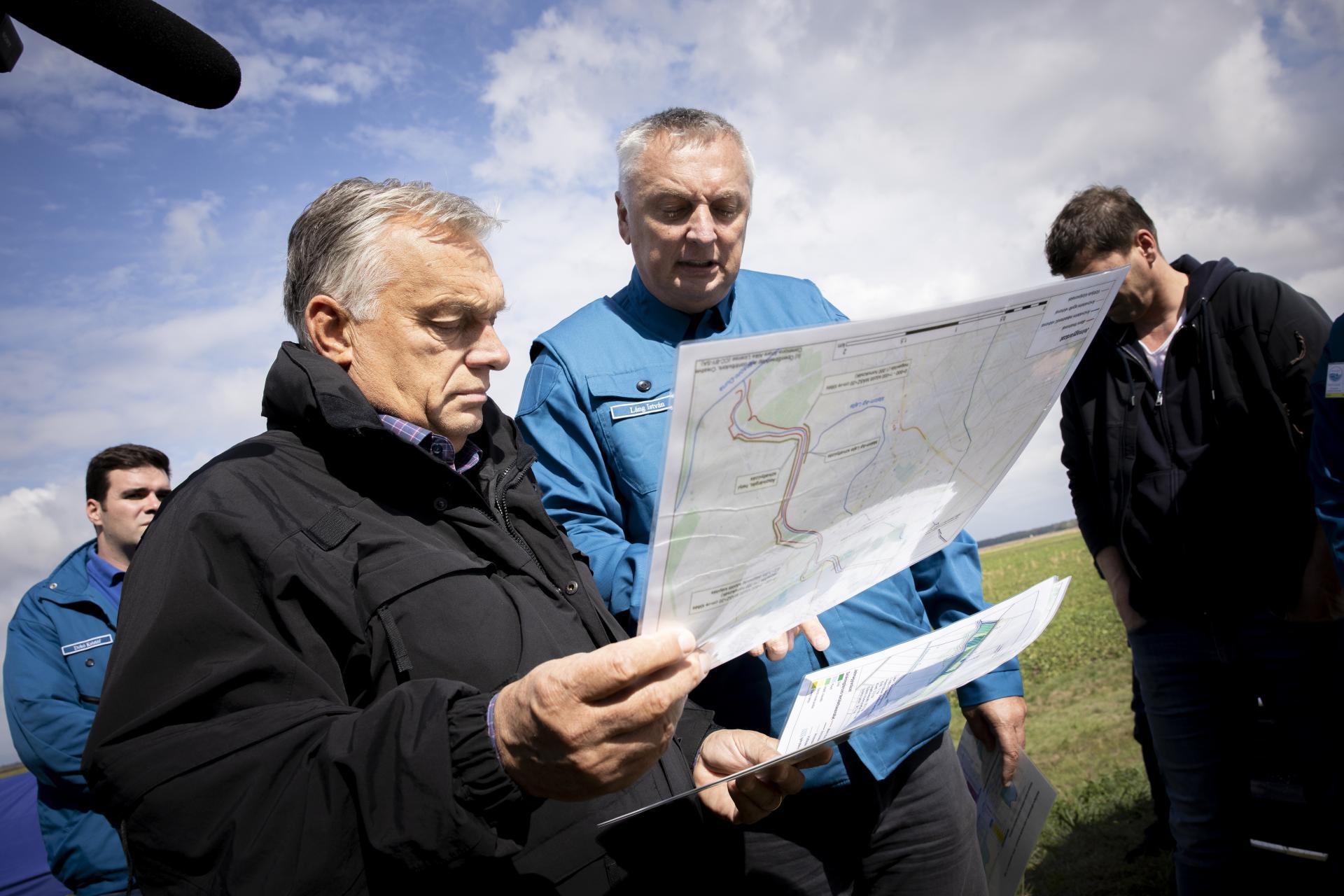 Orbán jelentette be azt, ami a mellette ülő szakember hatásköre lett volna?