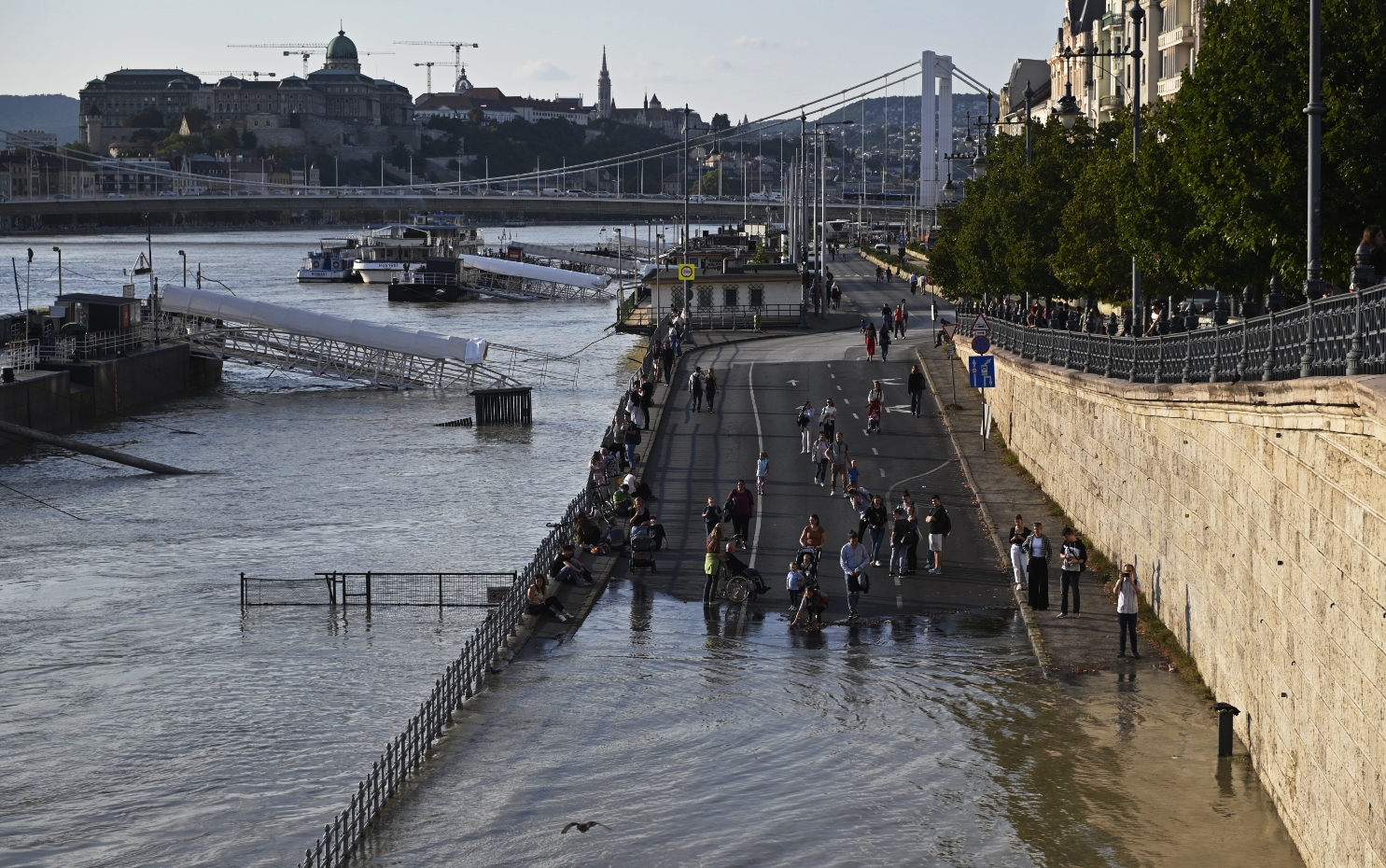 Budapesten most jön a neheze, még fél métert emelkedik a Duna – Percről percre