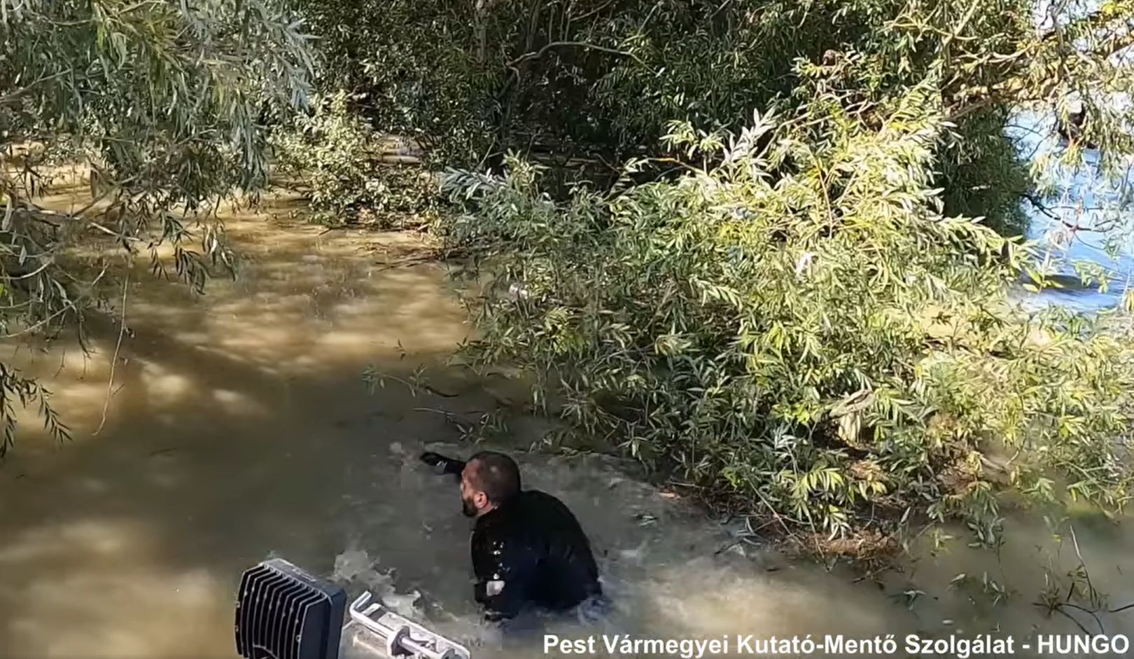 Az áradó Dunából mentettek ki egy embert a Pest megyei kutató-mentők