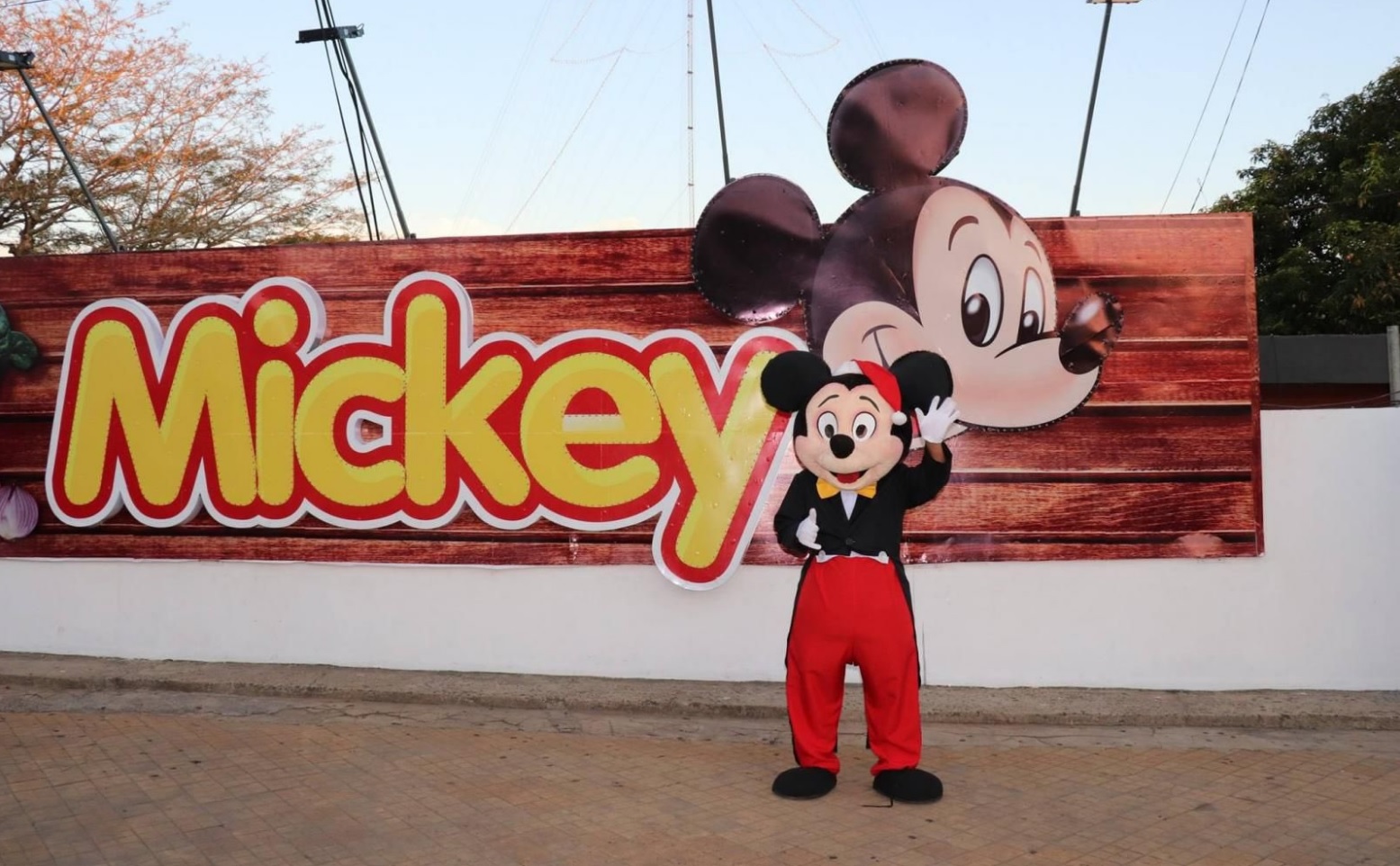 Egy nagyvállalat használja Mickey egér alakját, és a Disney sem tud mit kezdeni velük