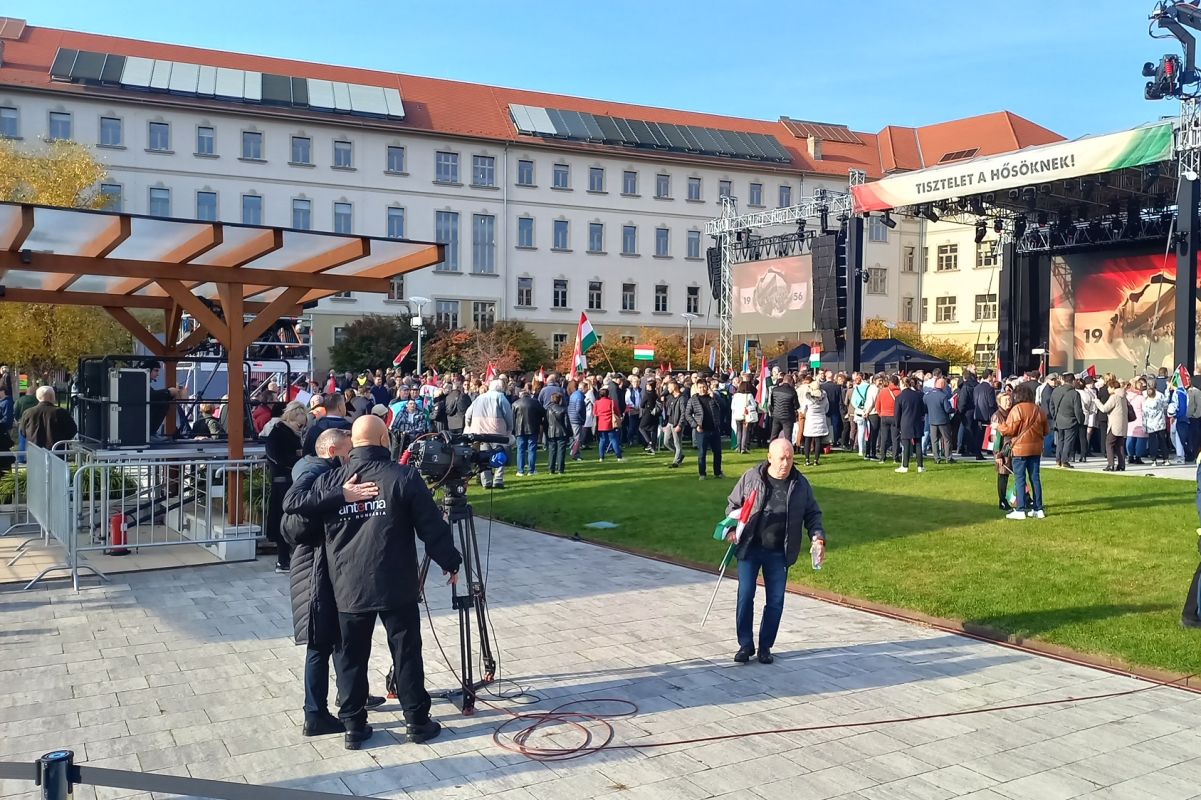 Már készülődnek Orbán Viktor beszédére a Millenárison – a sajtót kordonok mögé zárták