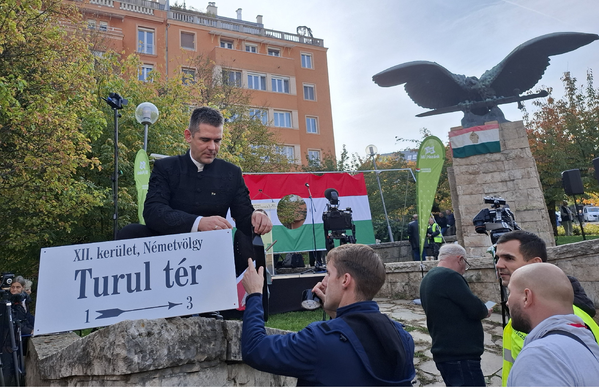 Javaslat a „drogos polgármesternek”: inkább az ágyú füstjét szívja – A Turul-szobornál emlékezett a Mi Hazánk