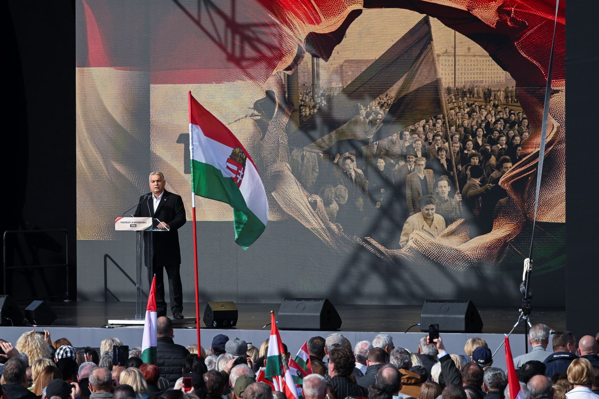 Orbán Viktor úgy hazudik, ahogy a száját fújja a keleti szél