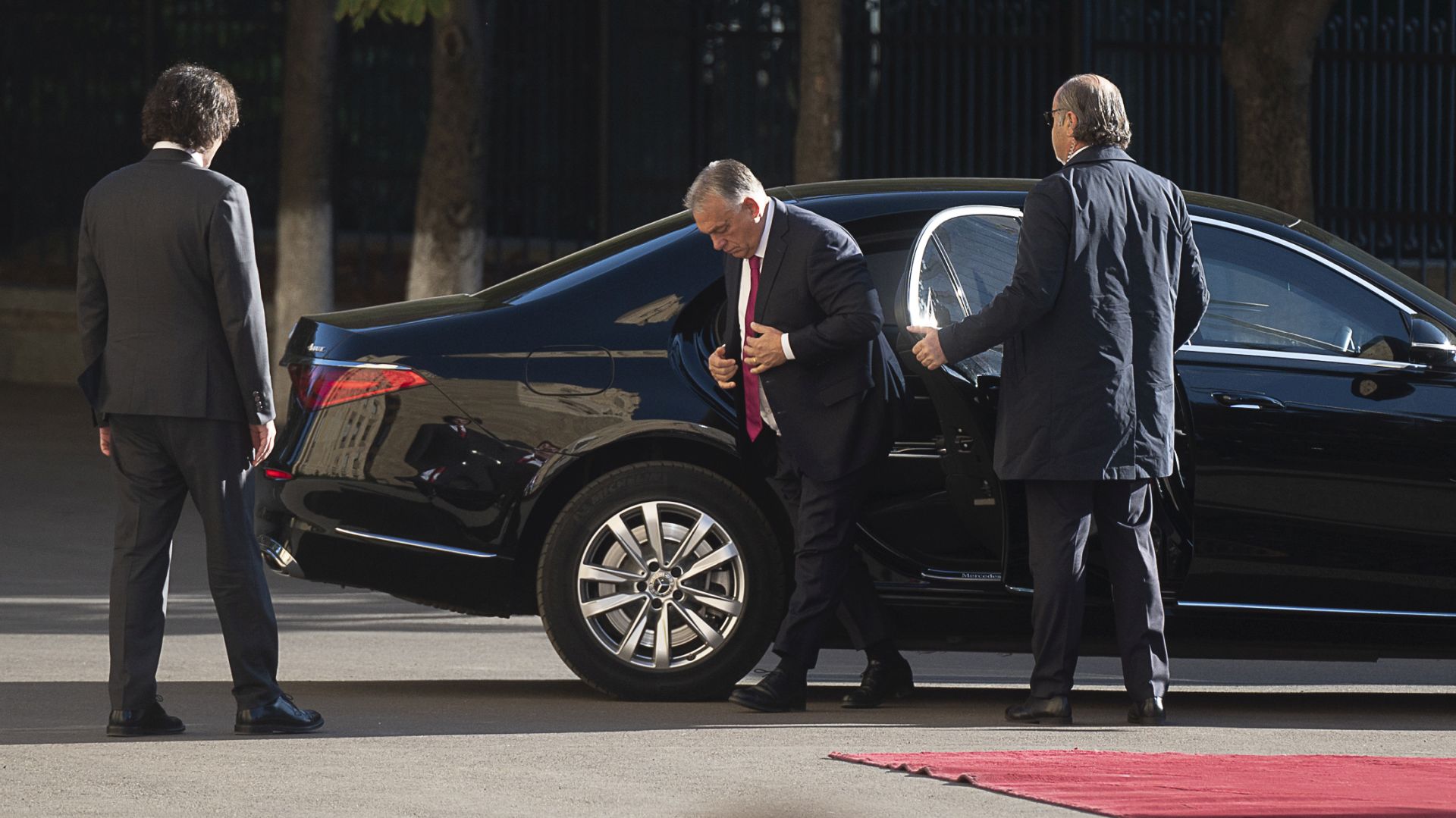 Lehullt Orbánról a békepártiság álcája Tbilisziben