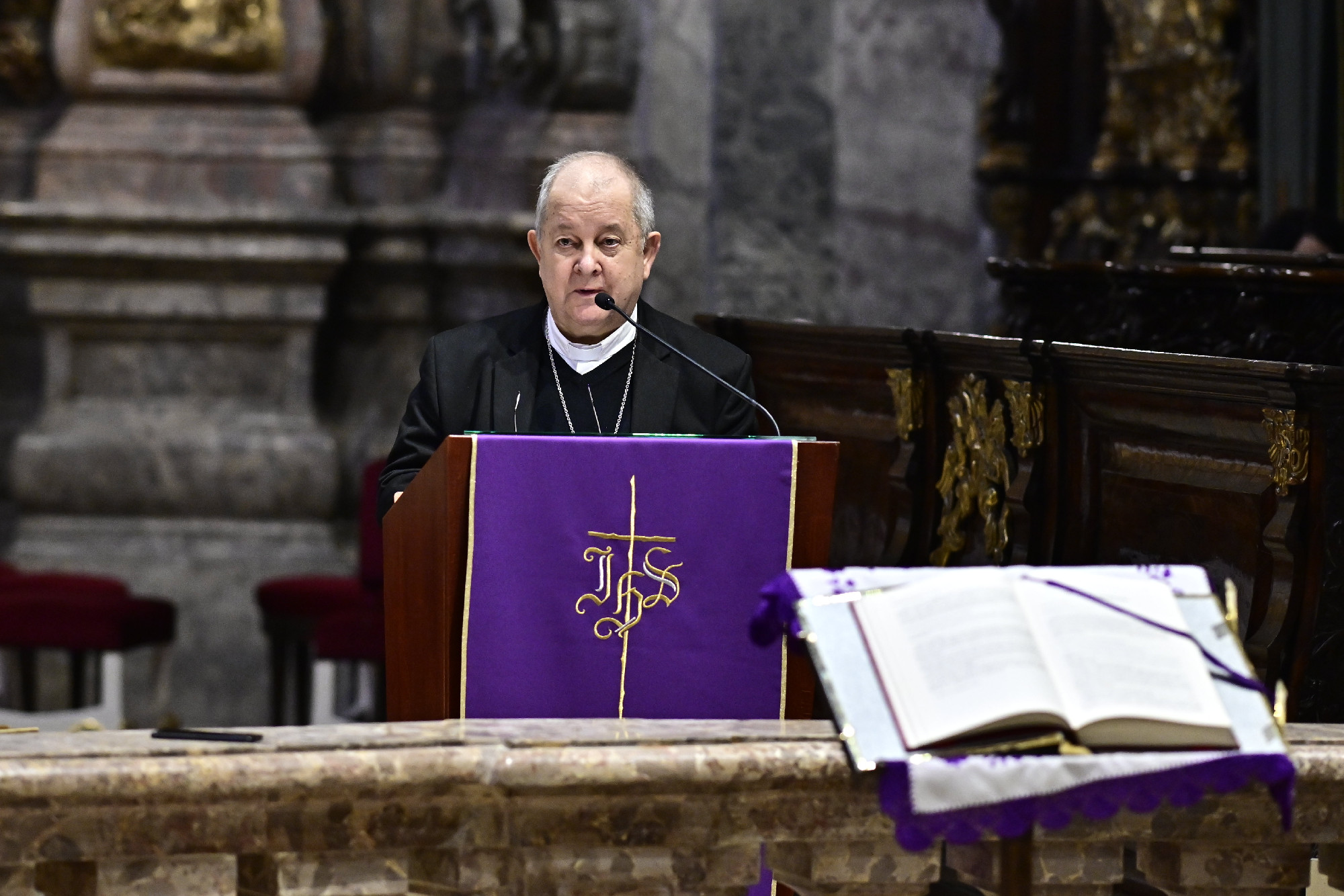 „A papok is korunk gyermekei egy pánszexuális világban, és ahol mindent a nemiséggel hoznak kapcsolatba”