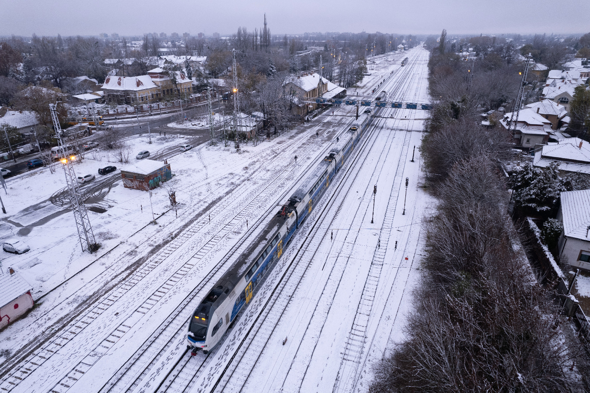 Bár már délután van, még mindig a káosz uralkodik a vasútvonalakon