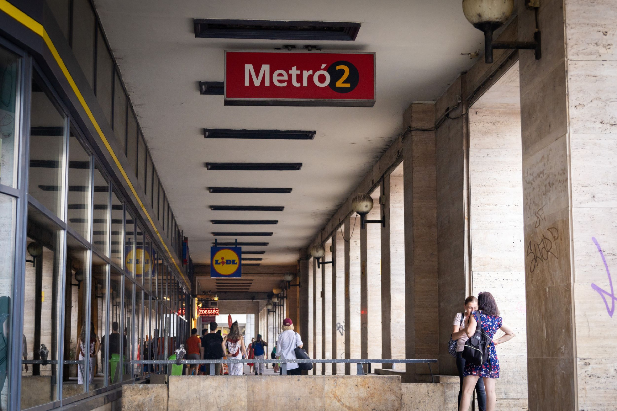 Leállt a 2-es metró, füst volt a Deák téri megállóban