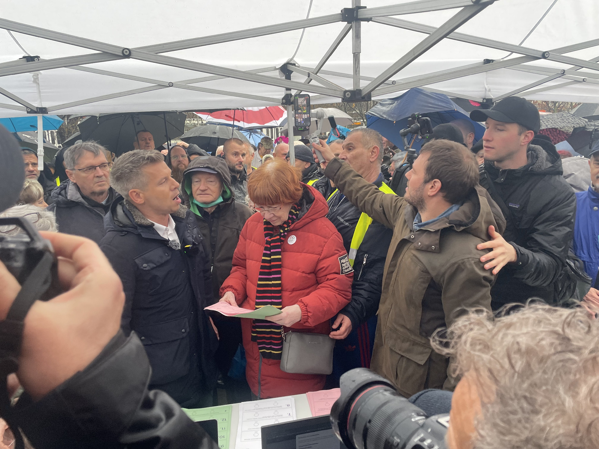Szakadó esőben indult el a Nemzet Hangja