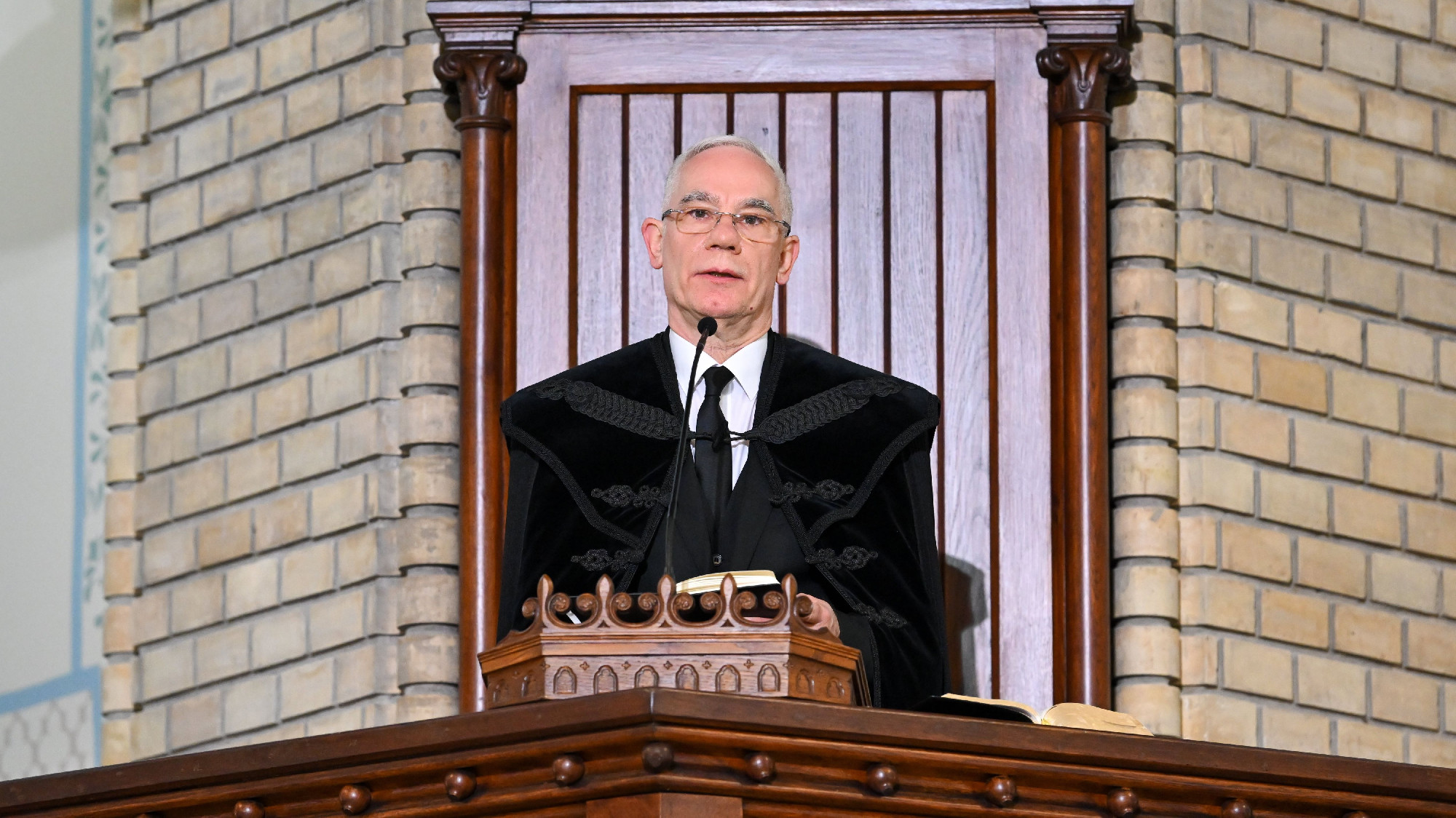 A kegyelmi botrány közepén az év üzletét kötötte a református egyház