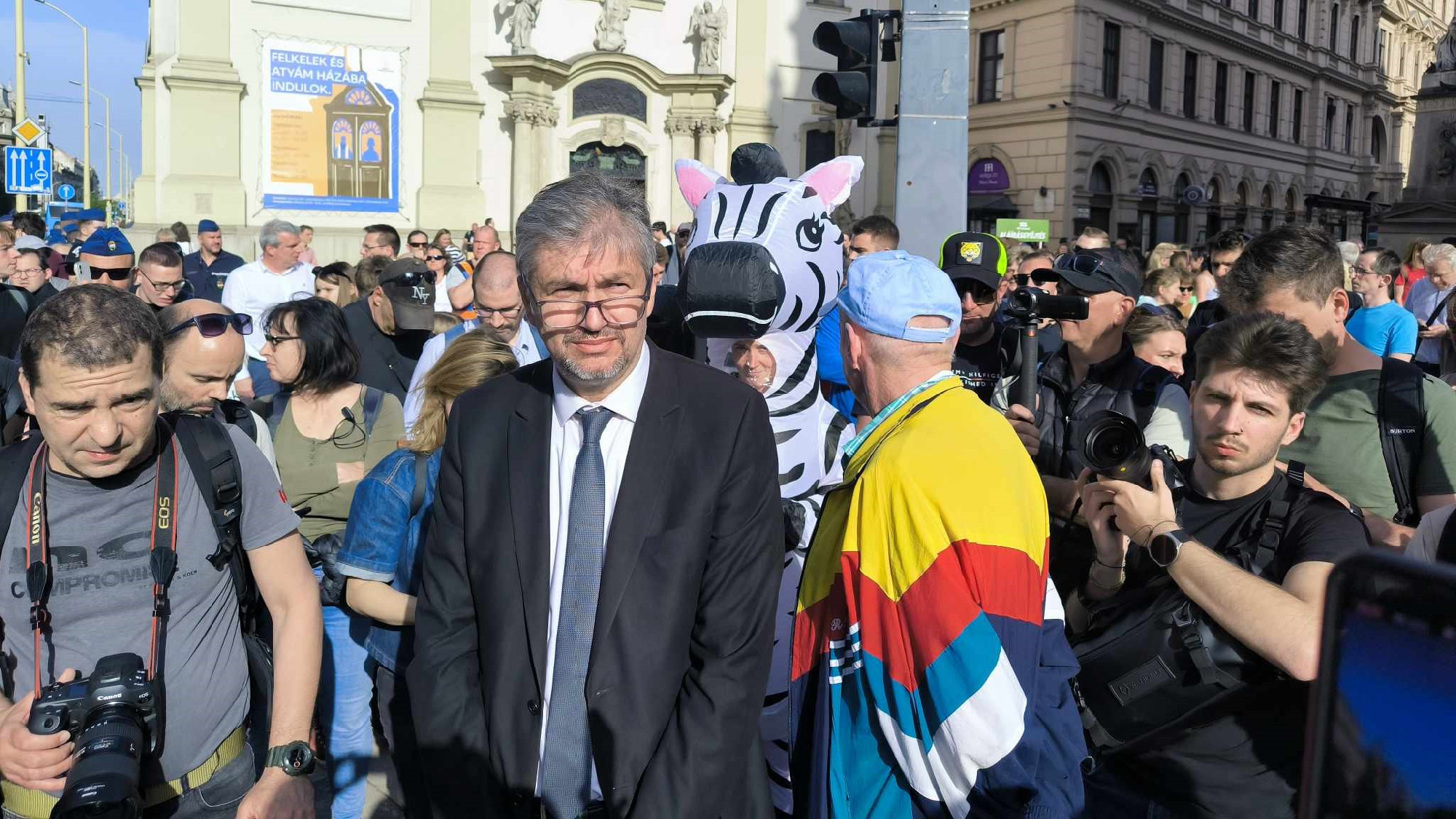 Hadházy Ákos online szavazáson kérdezi meg, mi legyen május 1-én